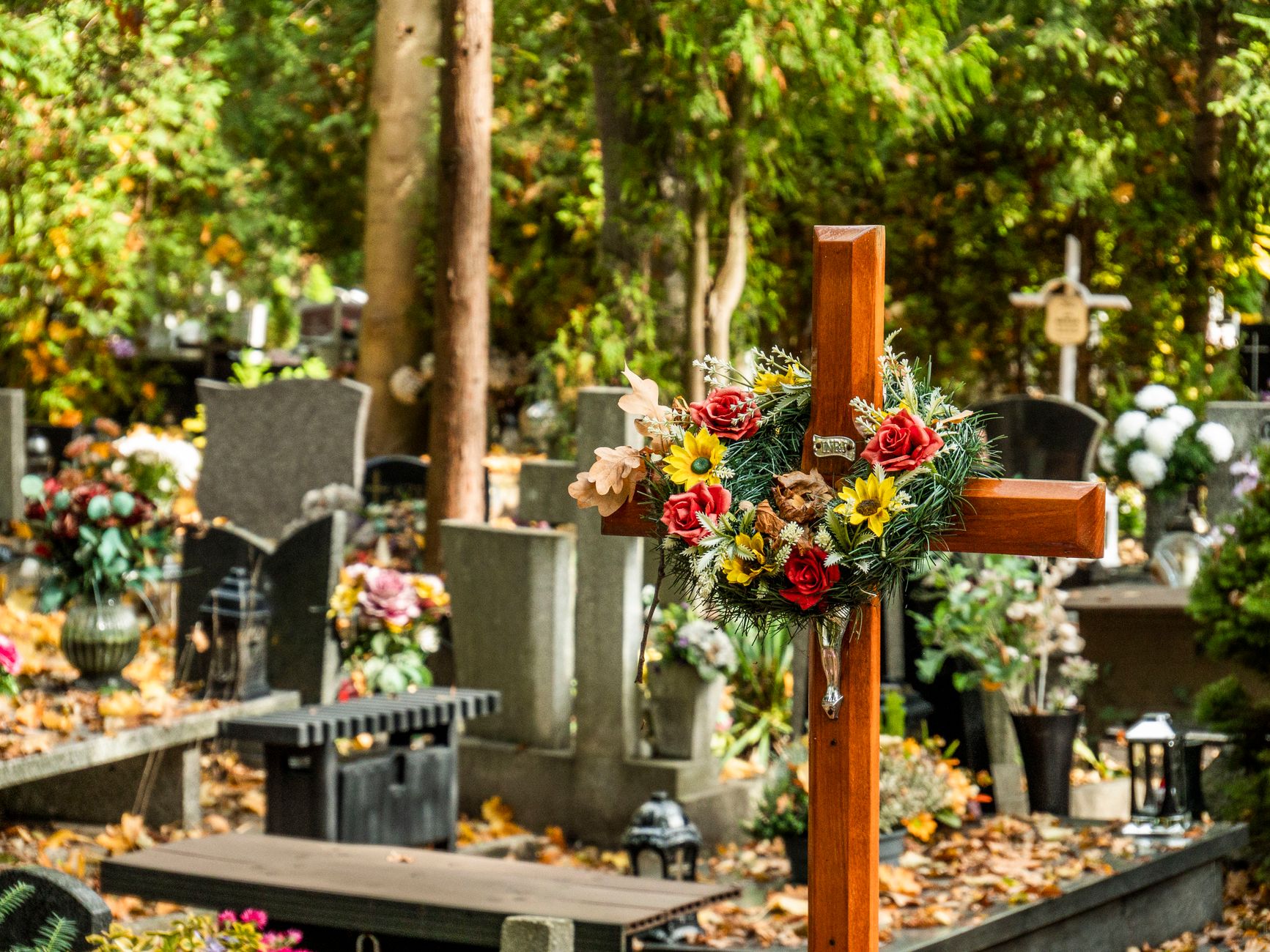1er novembre, Toussaint et jours fériés en France : ce que prévoit la loi — feuilles d'automne fleurs cimetière