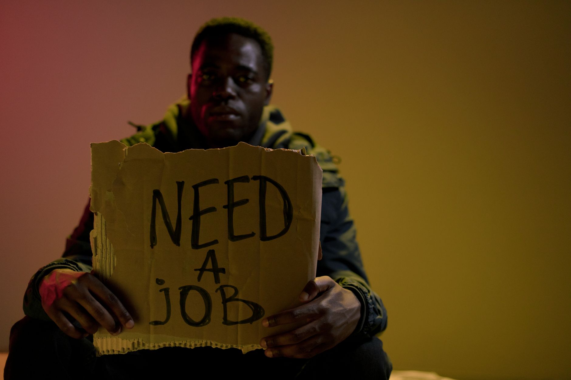 6 mois de travail combien — personne au chômage cherchant un emploi