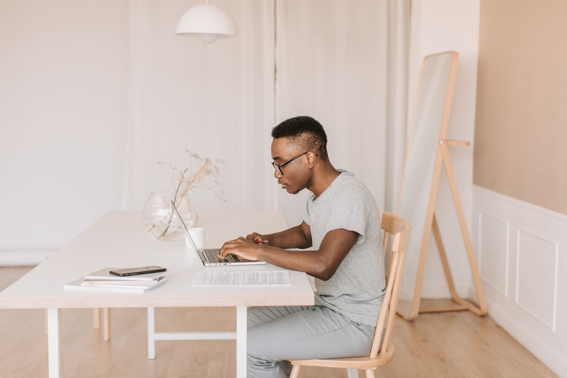 Régime social de l’auto-entrepreneur et rôle concret de l’Urssaf — auto-entrepreneur travaillant à son bureau