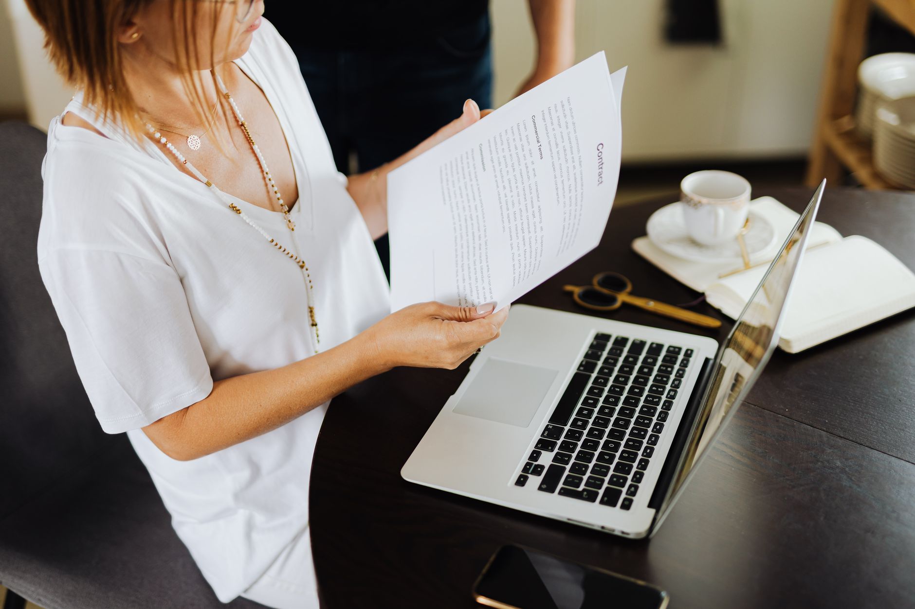 Cesu Urssaf déclaratif : à quoi ça sert pour l’emploi à domicile ? — travailleur à domicile avec ordinateur et documents