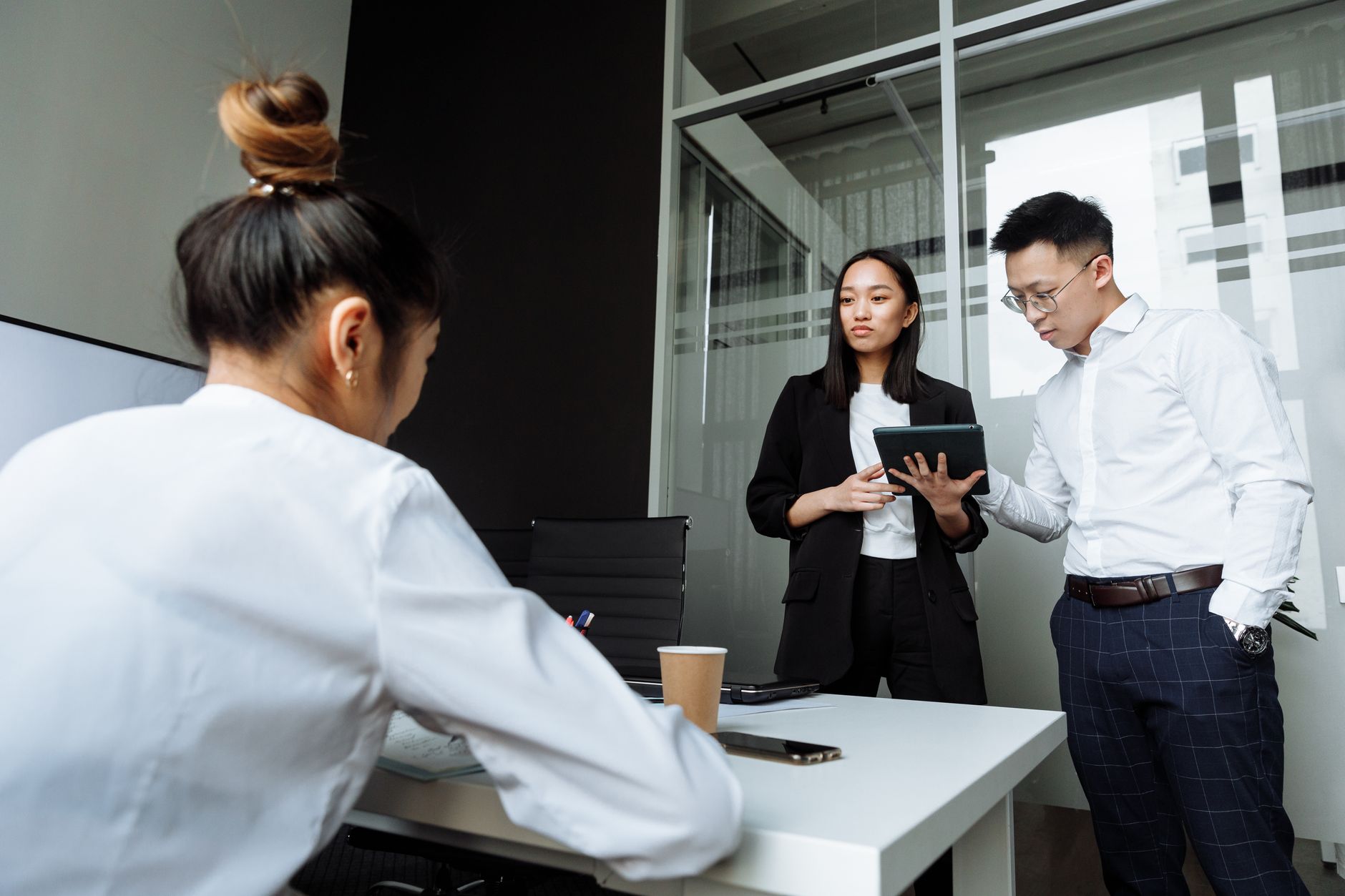 Changement d’horaires imposé ou modification du contrat de travail : où se situe la frontière juridique ? — employé discutant changement d'horaires