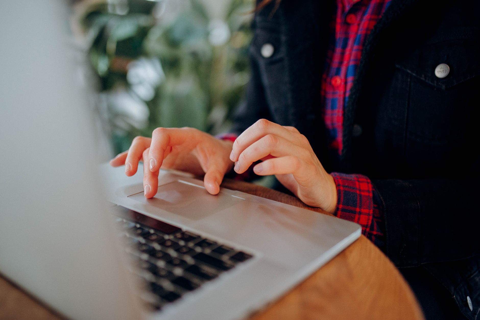 Compte CPF en ligne : accès, sécurité et consultation de vos droits formation — personne utilisant un ordinateur formation en ligne