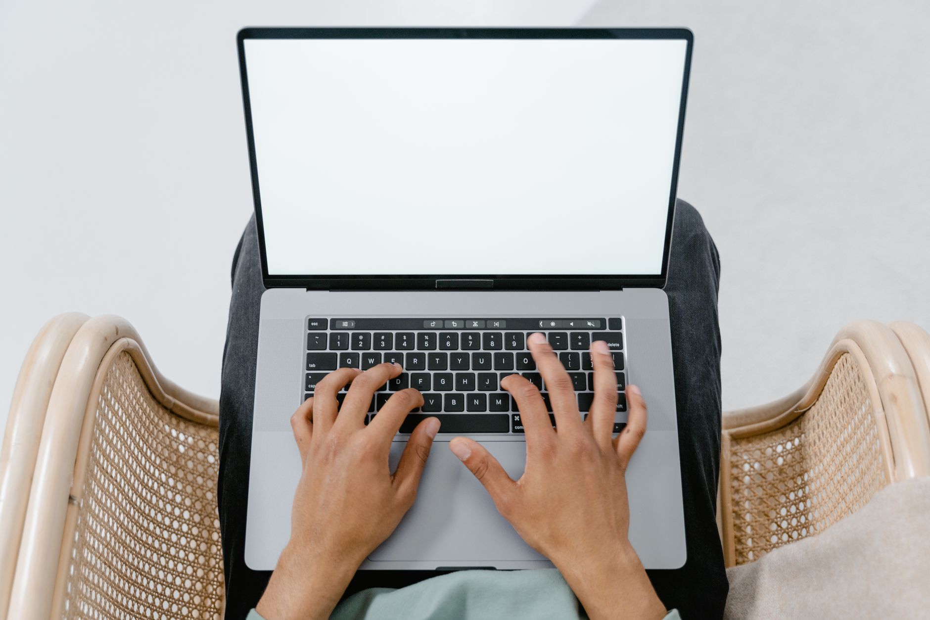Compte CPF consulter ses droits — personne utilisant un ordinateur formation en ligne