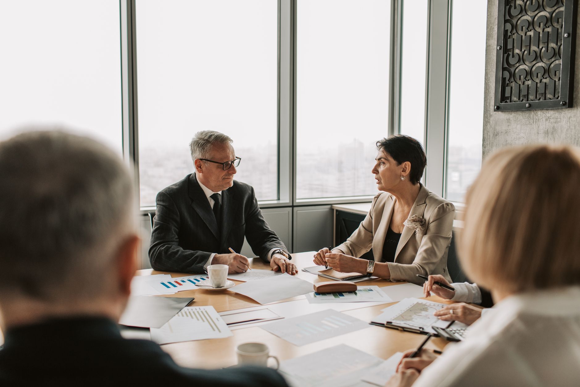 Licenciement économique : comprendre la motivation économique et le cadre légal — réunion d'affaires discutant des licenciements