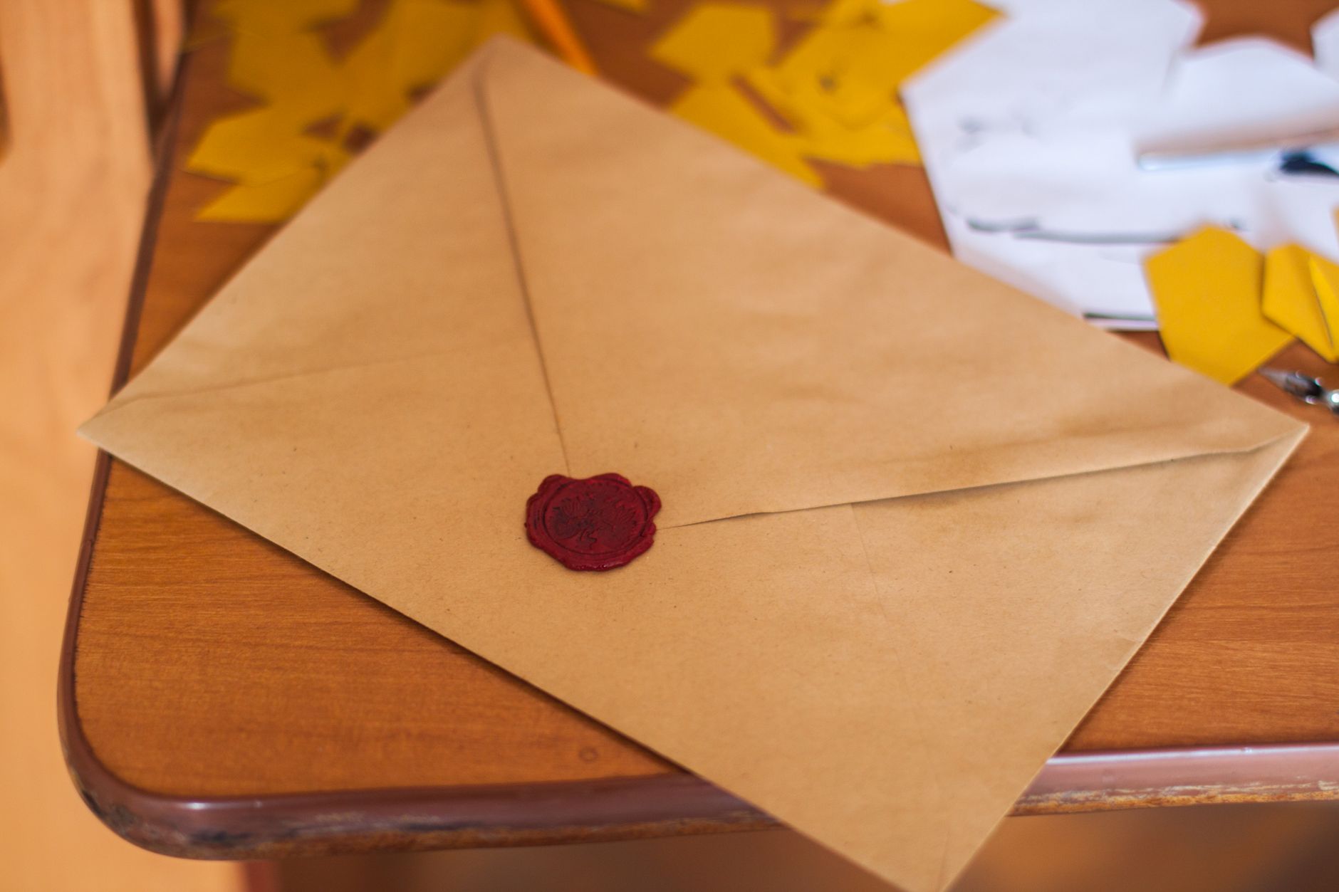 Lettre de démission modèle, préavis — lettre de démission sur un bureau