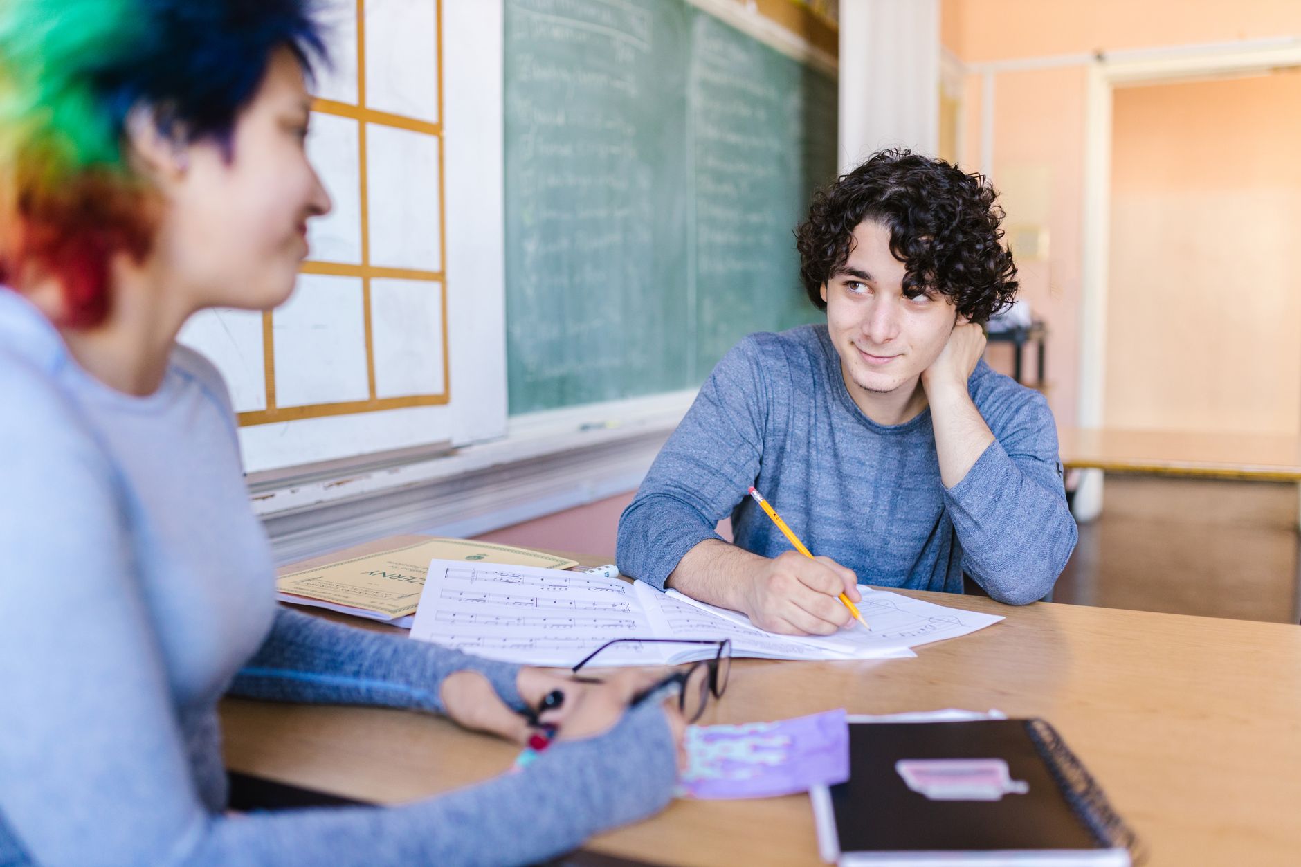 Formation éducateur spécialisé en 1 an : ce que recouvre vraiment cette promesse — étudiant en formation travail social