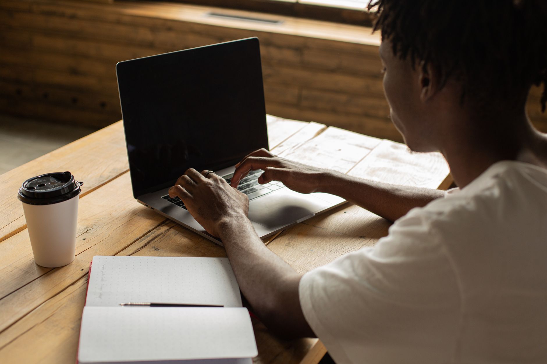 Reconversion professionnelle en CDI : clarifier son projet avant de parler démission — personne travaillant sur ordinateur reconversion