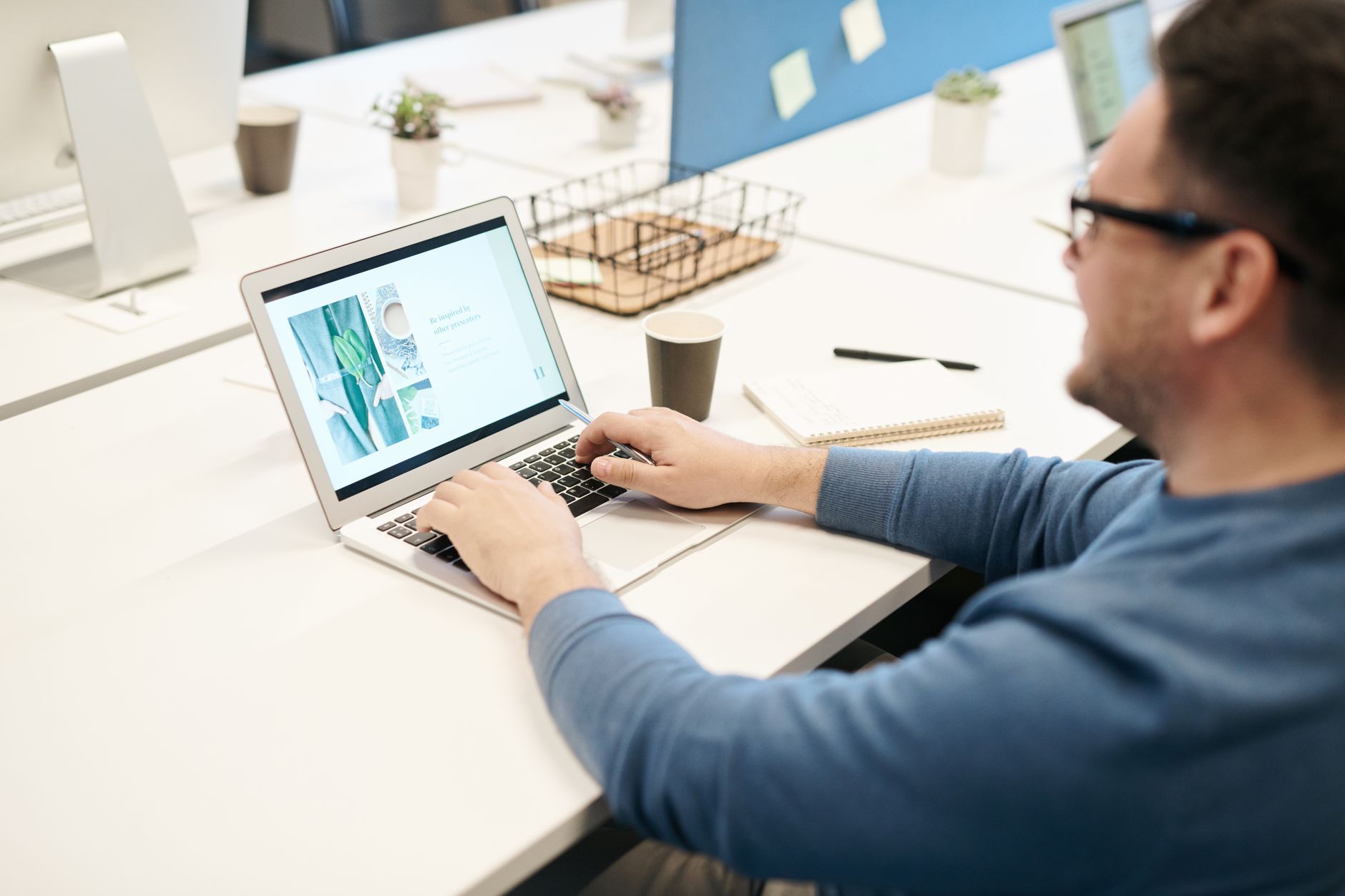 Se reconvertir en étant en — personne travaillant sur ordinateur reconversion