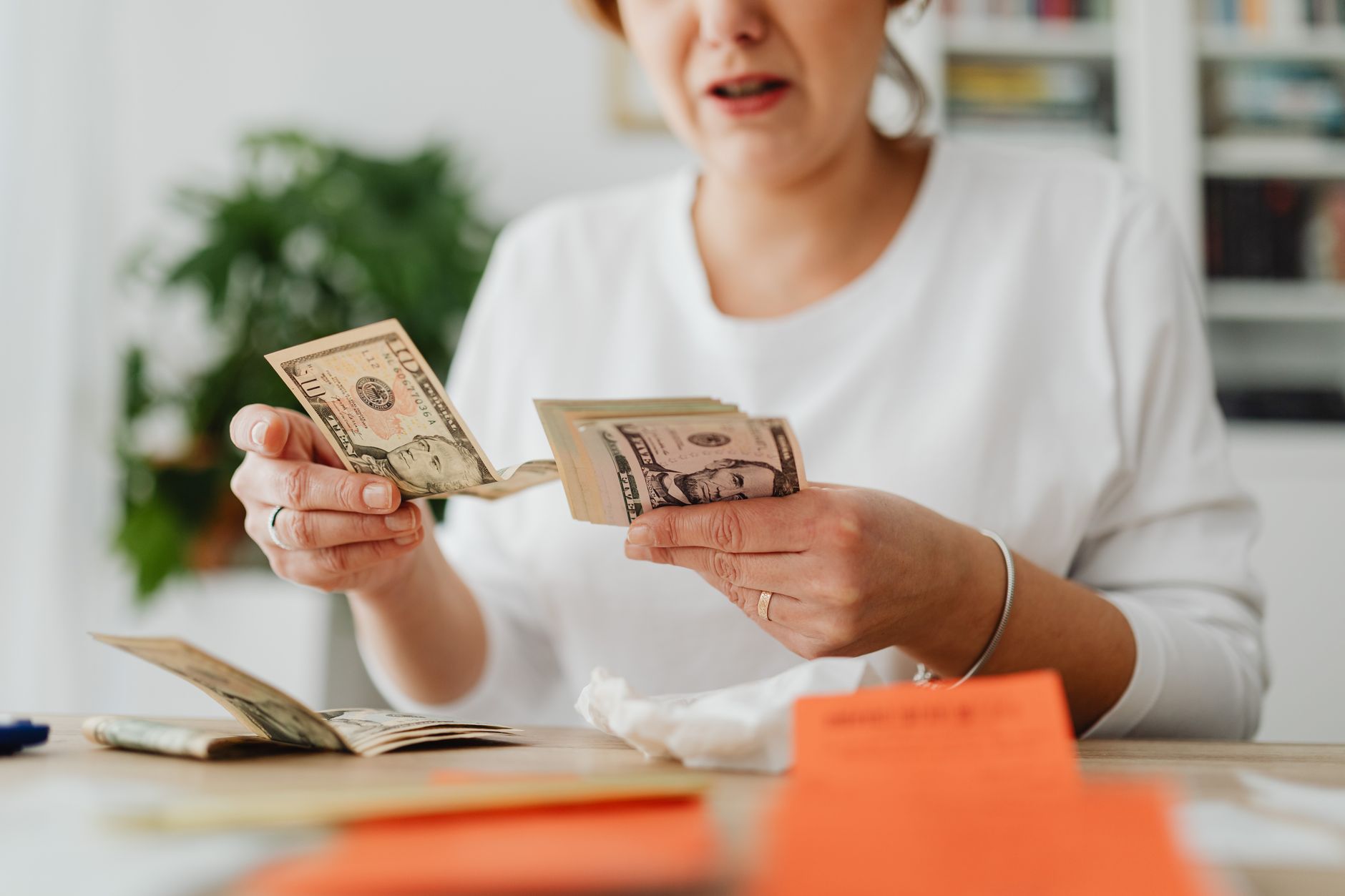 Smic horaire net en 2021 — personne comptant de l'argent salaire