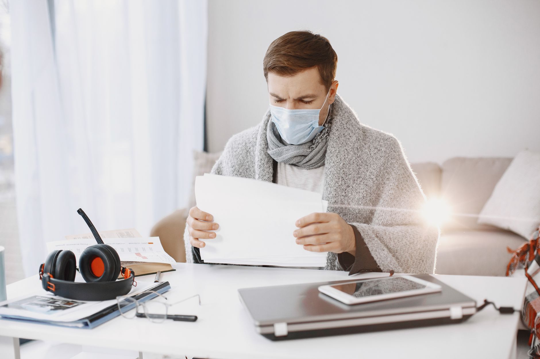 Arrêt maladie pendant le préavis : cadre juridique et grands principes à connaître — employé malade travaillant à domicile