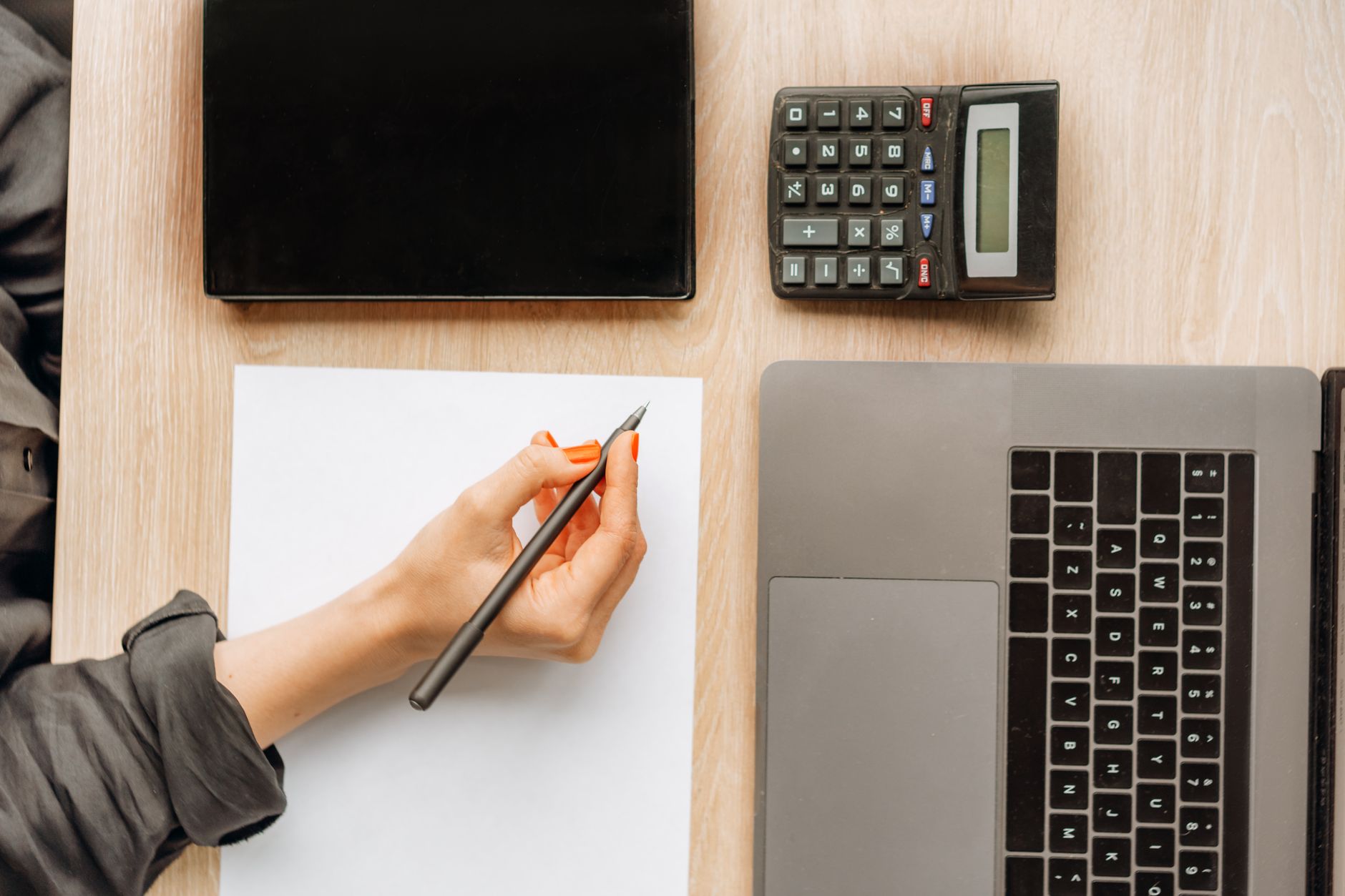 37h30 hebdomadaires et RTT : rappeler le cadre légal avant de sortir la calculette — calculatrice bureau travail