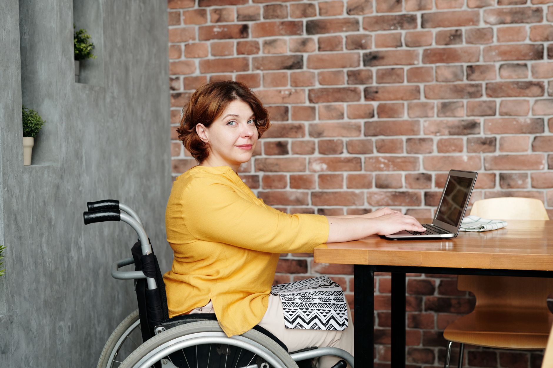 AAH et travail en 2026 : ce qui compte vraiment n’est pas le nombre d’heures — personne handicapée travaillant bureau