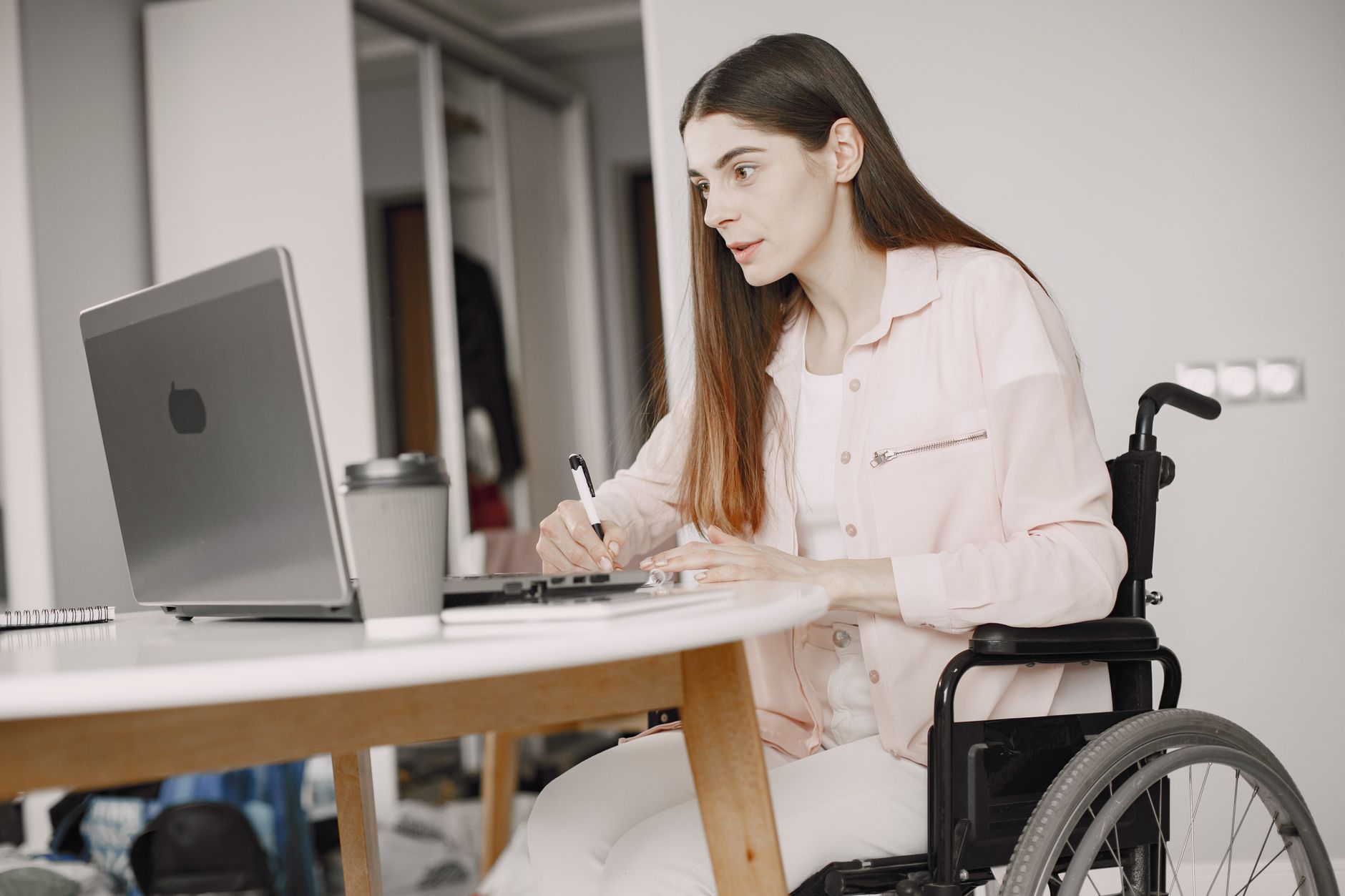 AAH et travail combien d'heures — personne handicapée travaillant bureau