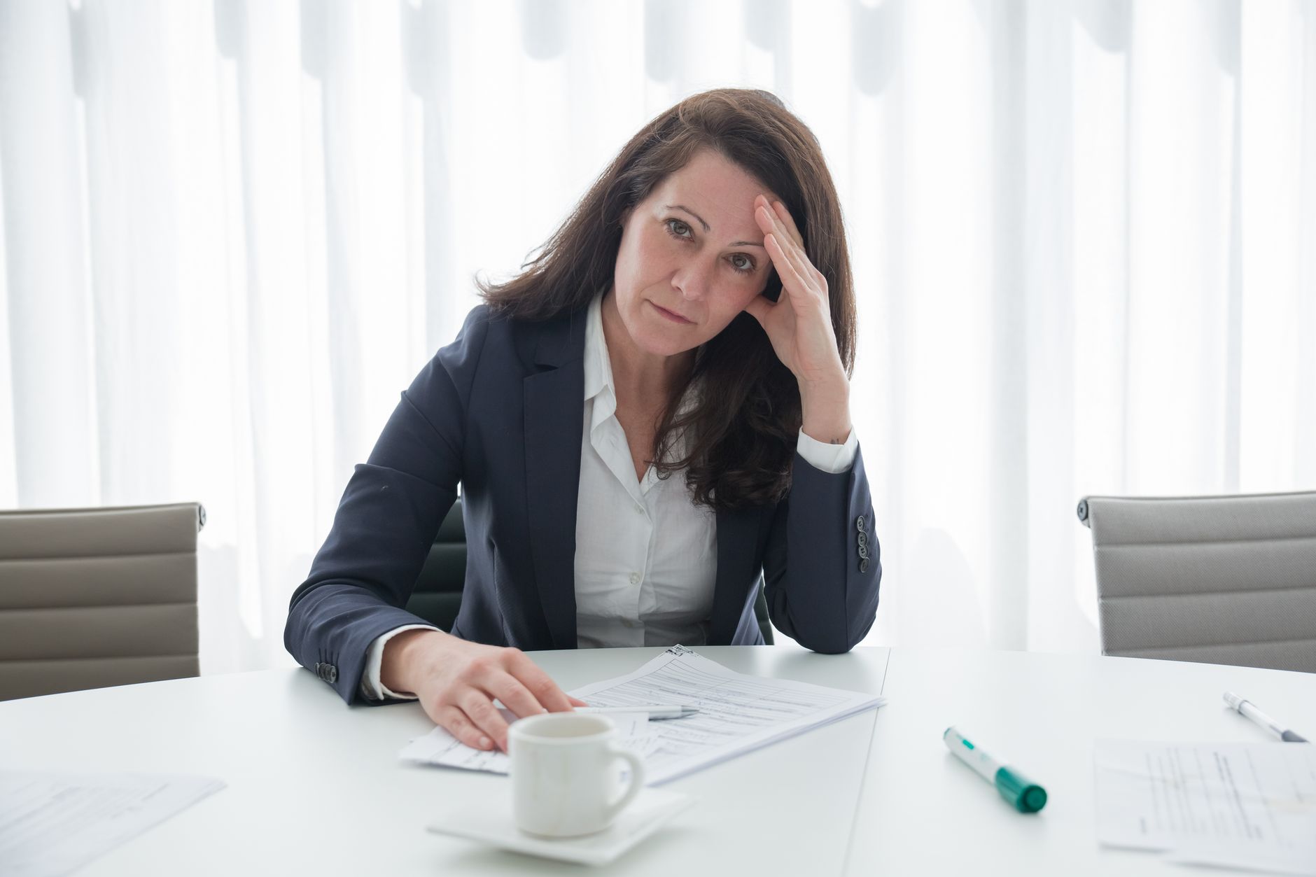 Refuser une offre d'emploi poliment : les bases d’une réponse professionnelle crédible — personne d'affaires refusant une offre d'emploi