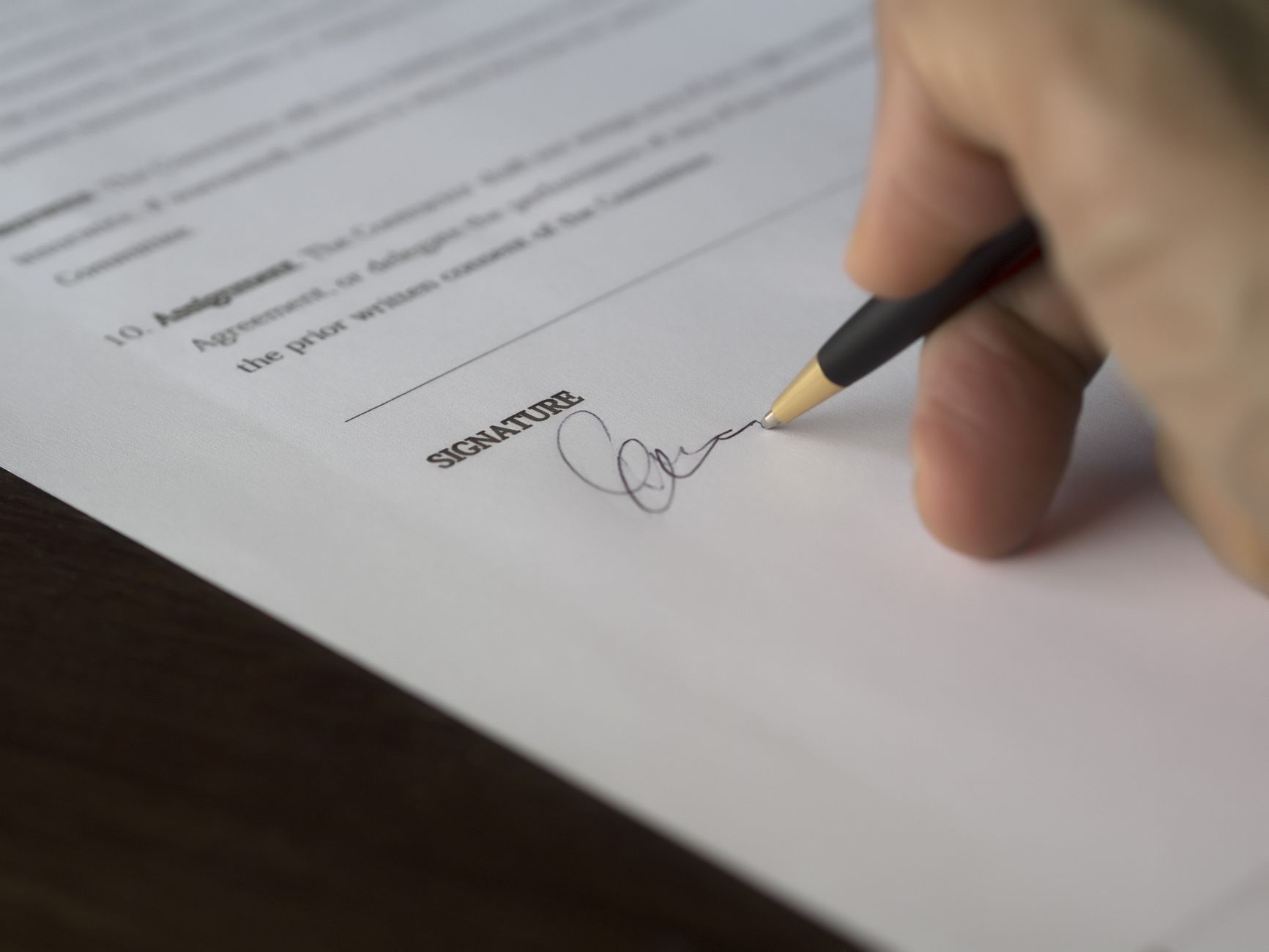 Comment refuser une offre d'emploi — personne d'affaires refusant une offre d'emploi