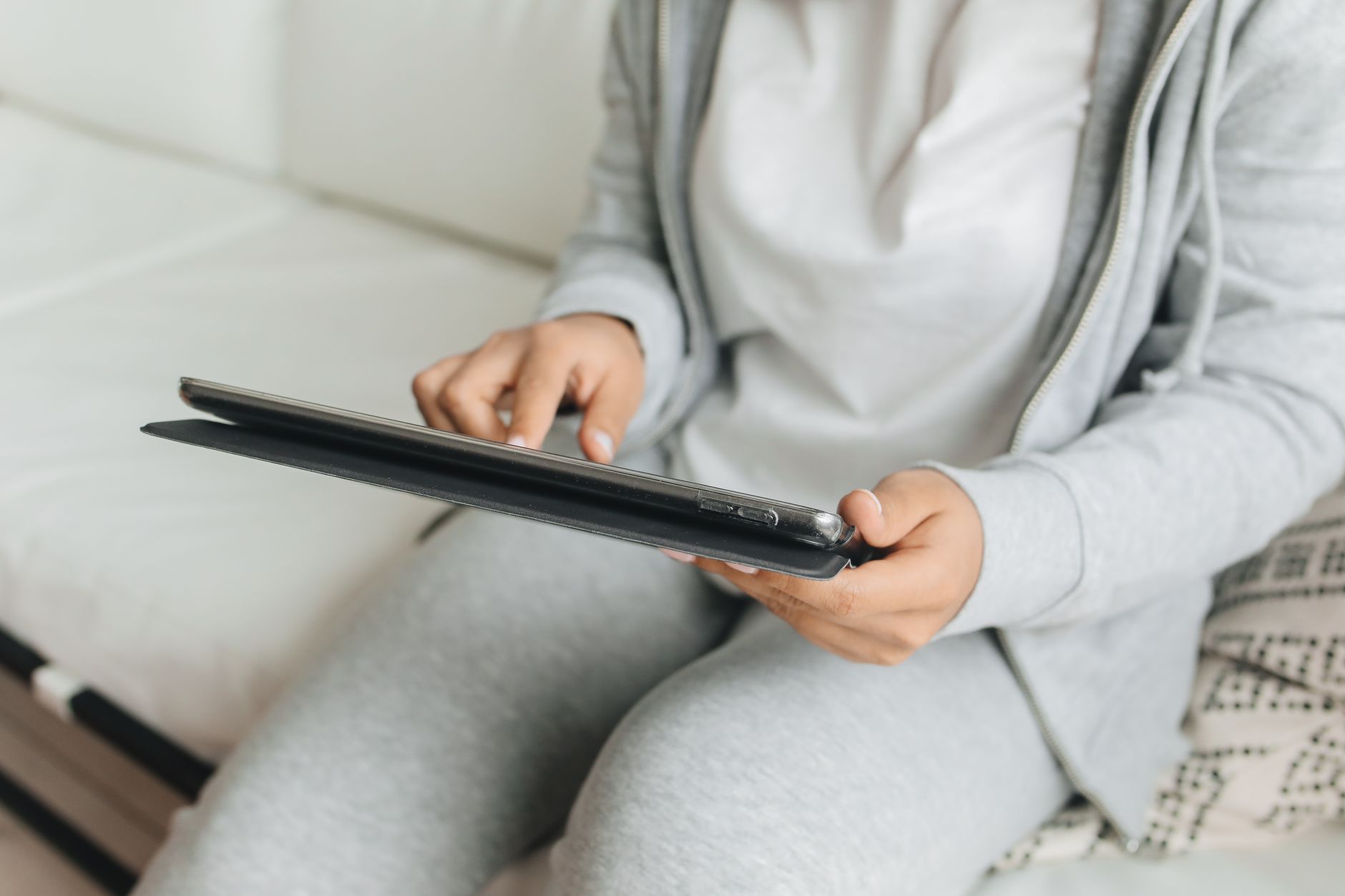Comprendre le portail Mes droits sociaux et son intérêt pour vos aides sociales — personne utilisant le portail des droits sociaux