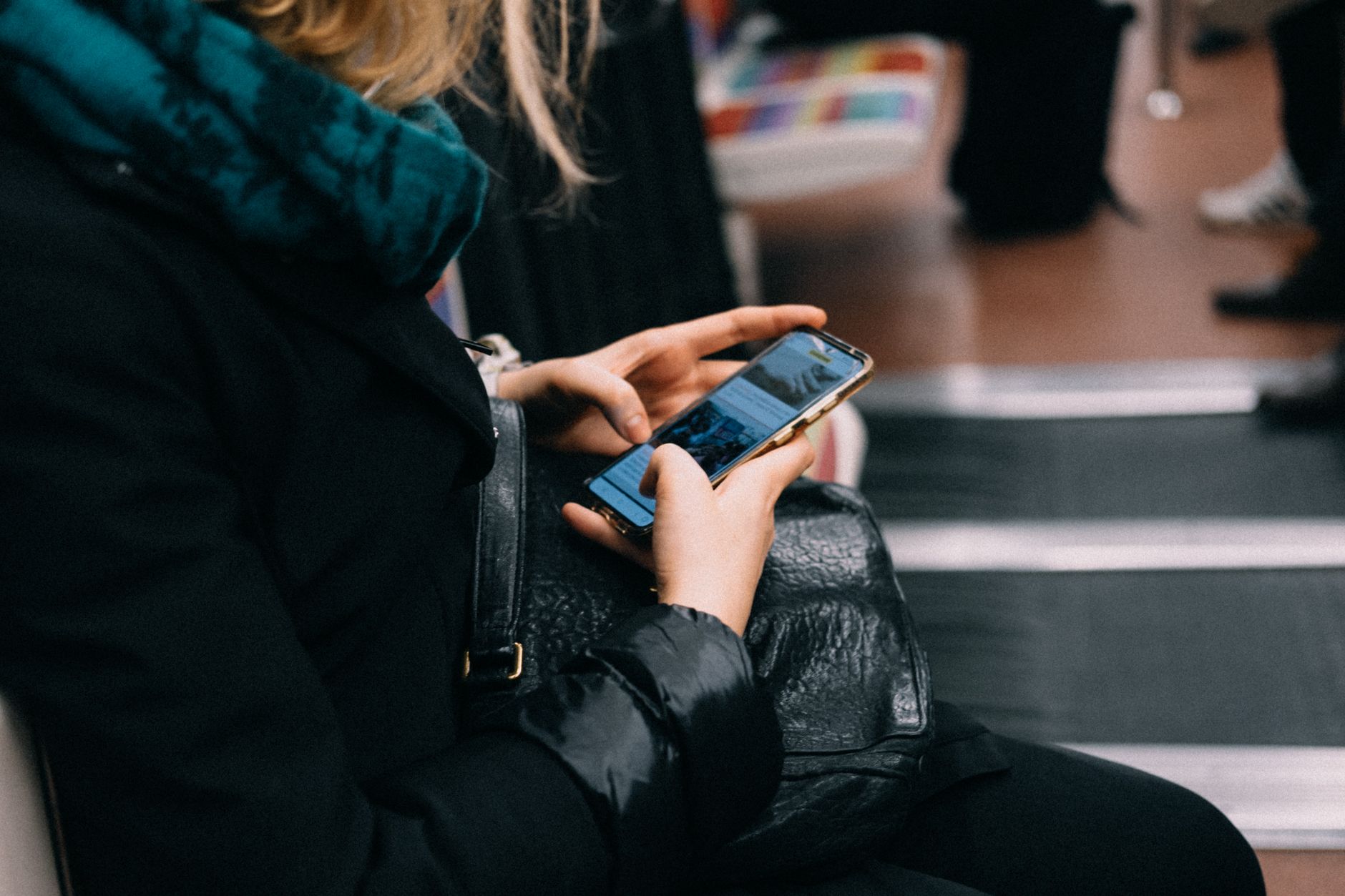 Connaître ses aides avec le — personne utilisant le portail des droits sociaux