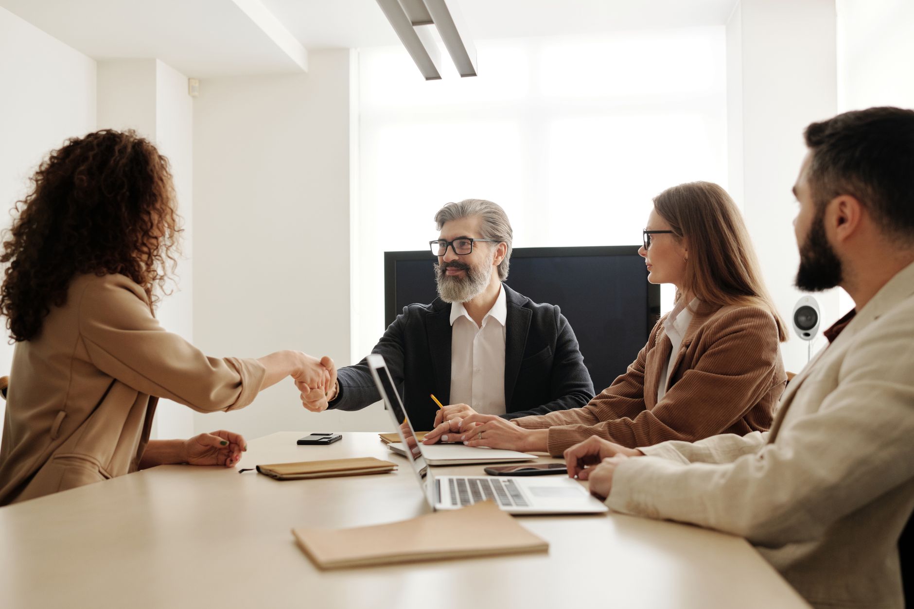 Embaucher un salarié étranger comment — réunion de bureau embauche salarié étranger
