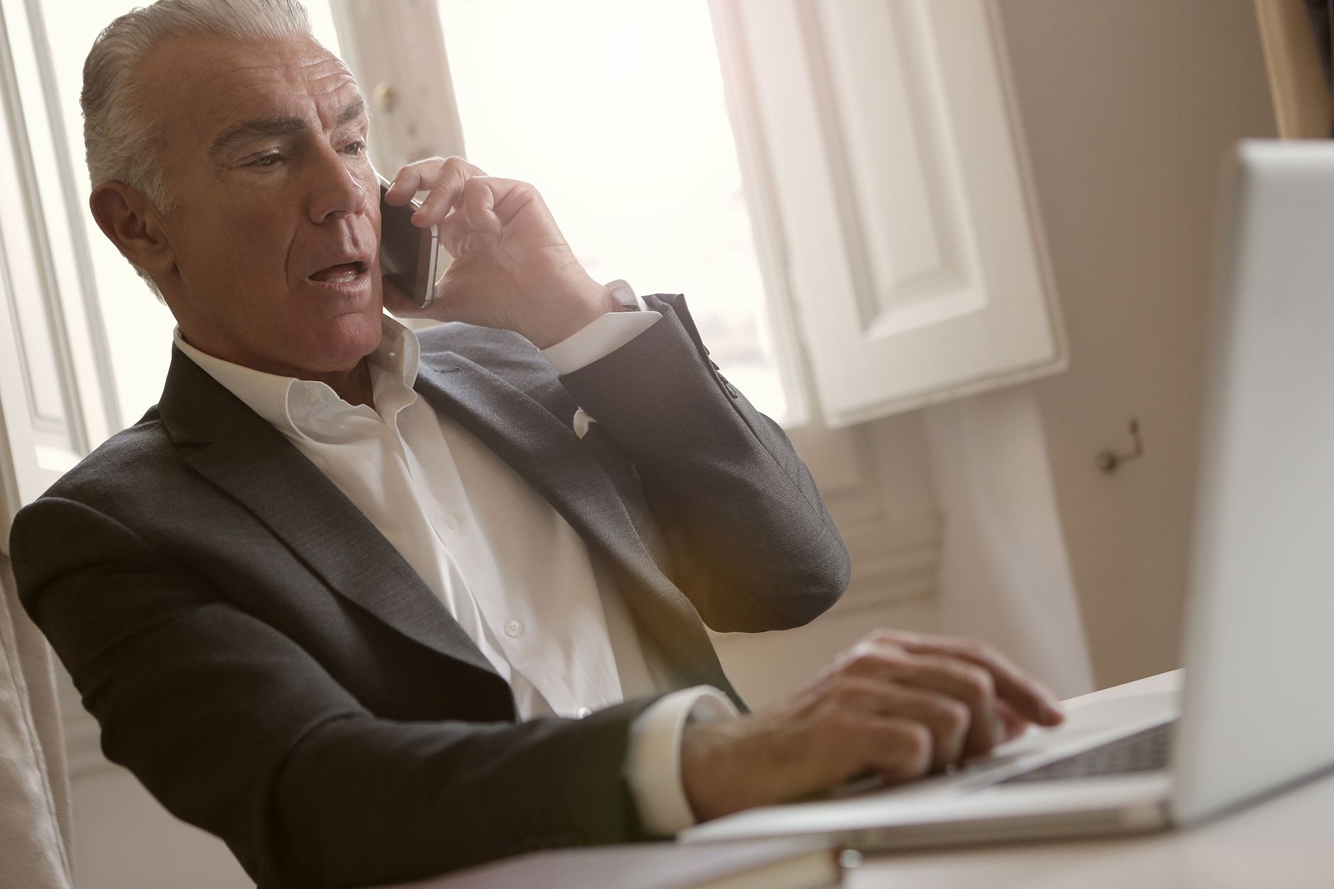 Peut-on être auto-entrepreneur et salarié en même temps : cadre légal et situations autorisées — homme d'affaires travaillant sur ordinateur portable