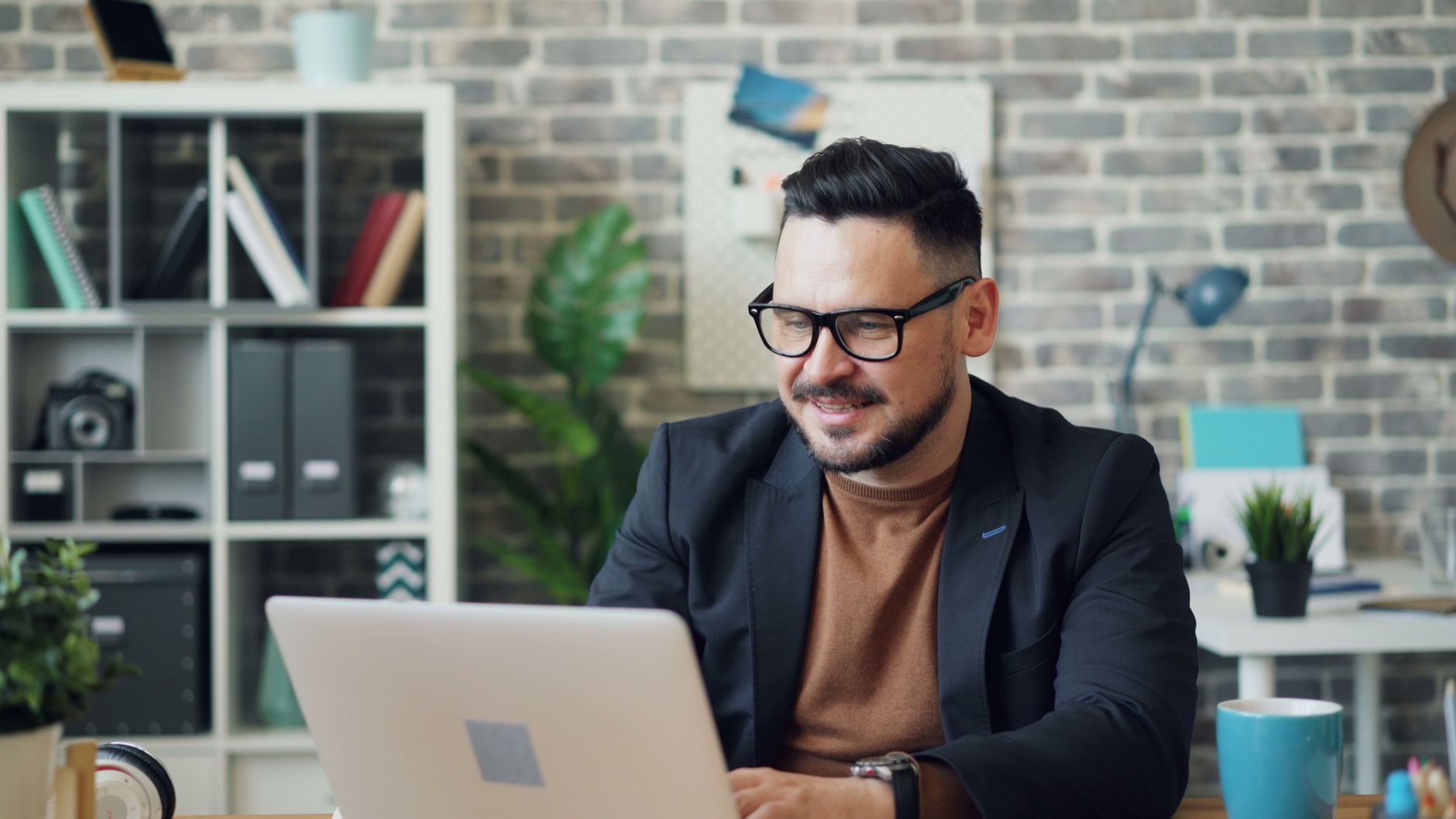 Peut-on être auto-entrepreneur et salarié — homme d'affaires travaillant sur ordinateur portable