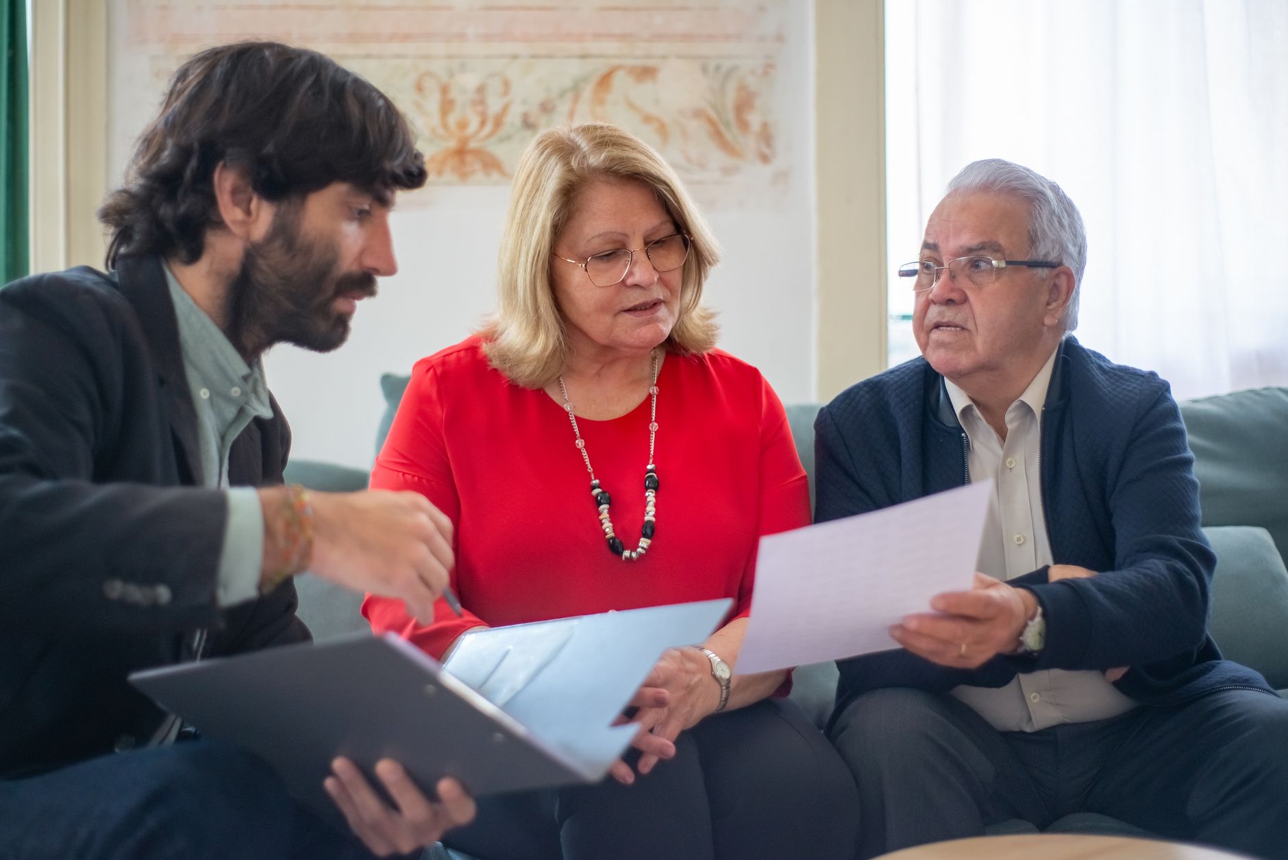Prime d'activité 2026 : cadre, objectifs et publics concernés — personnes discutant d'aide financière