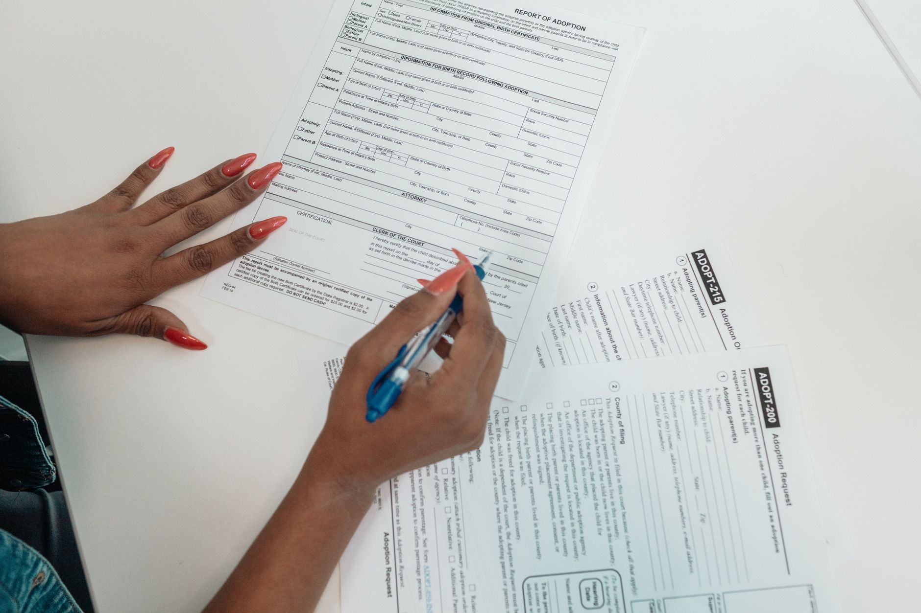 Remplir son livret 2 de — personne remplissant un formulaire VAE