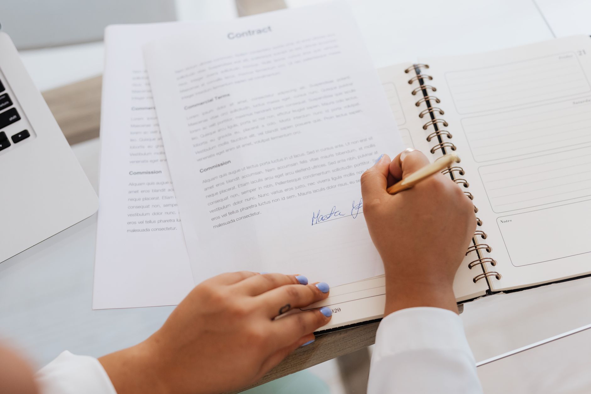 Délai de rétractation d’une rupture conventionnelle : calcul, exercice et effets sur le contrat de travail — réunion d'affaires signature contrat