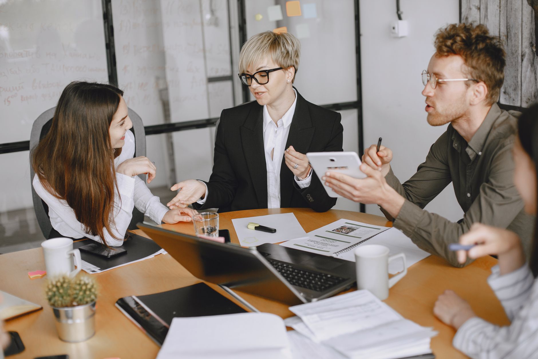 Rupture de la période d’essai par l’employeur : cadre légal, délai de prévenance et distinction avec le préavis classique — réunion d'affaires discussion bureau