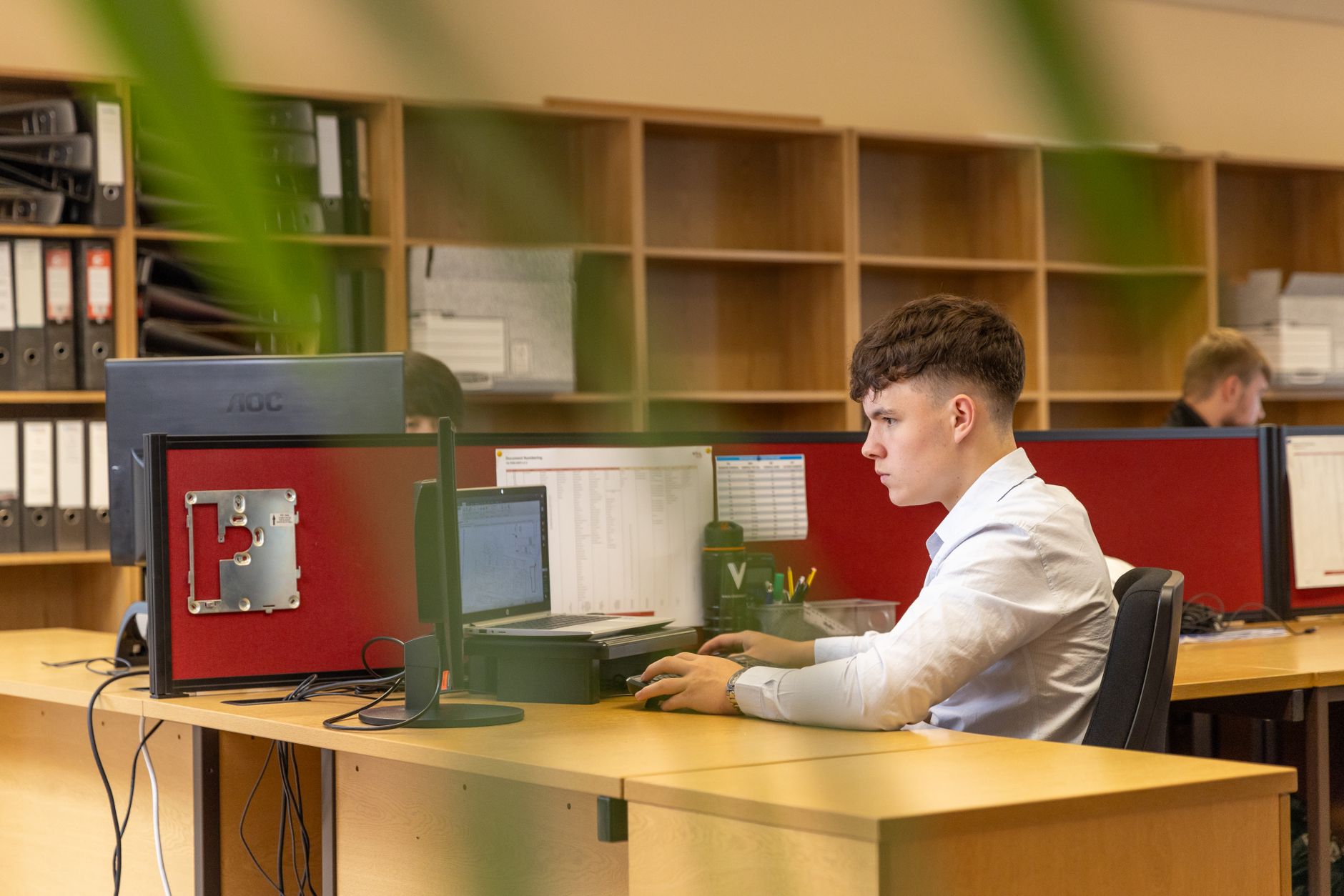 Salaire apprenti net en 2026 : comprendre la grille légale par âge et par année de contrat — jeune apprenti travaillant au bureau