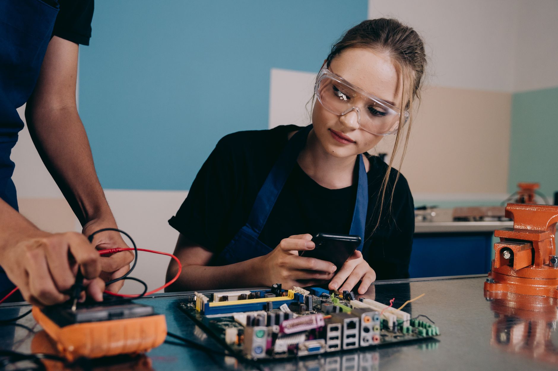Salaire d'un apprenti en net — jeune apprenti travaillant au bureau