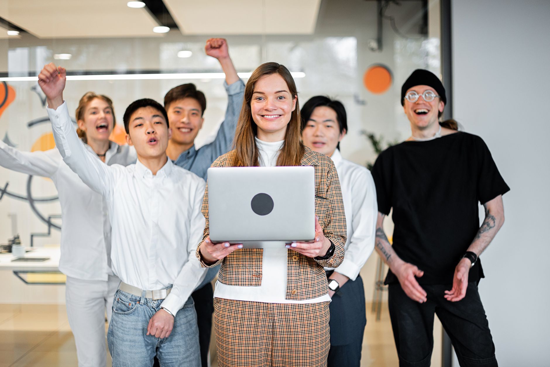 Ugecam et CSE : quels services sociaux et prestations pour les salariés au quotidien ? — salariés profitant des avantages de l'entreprise