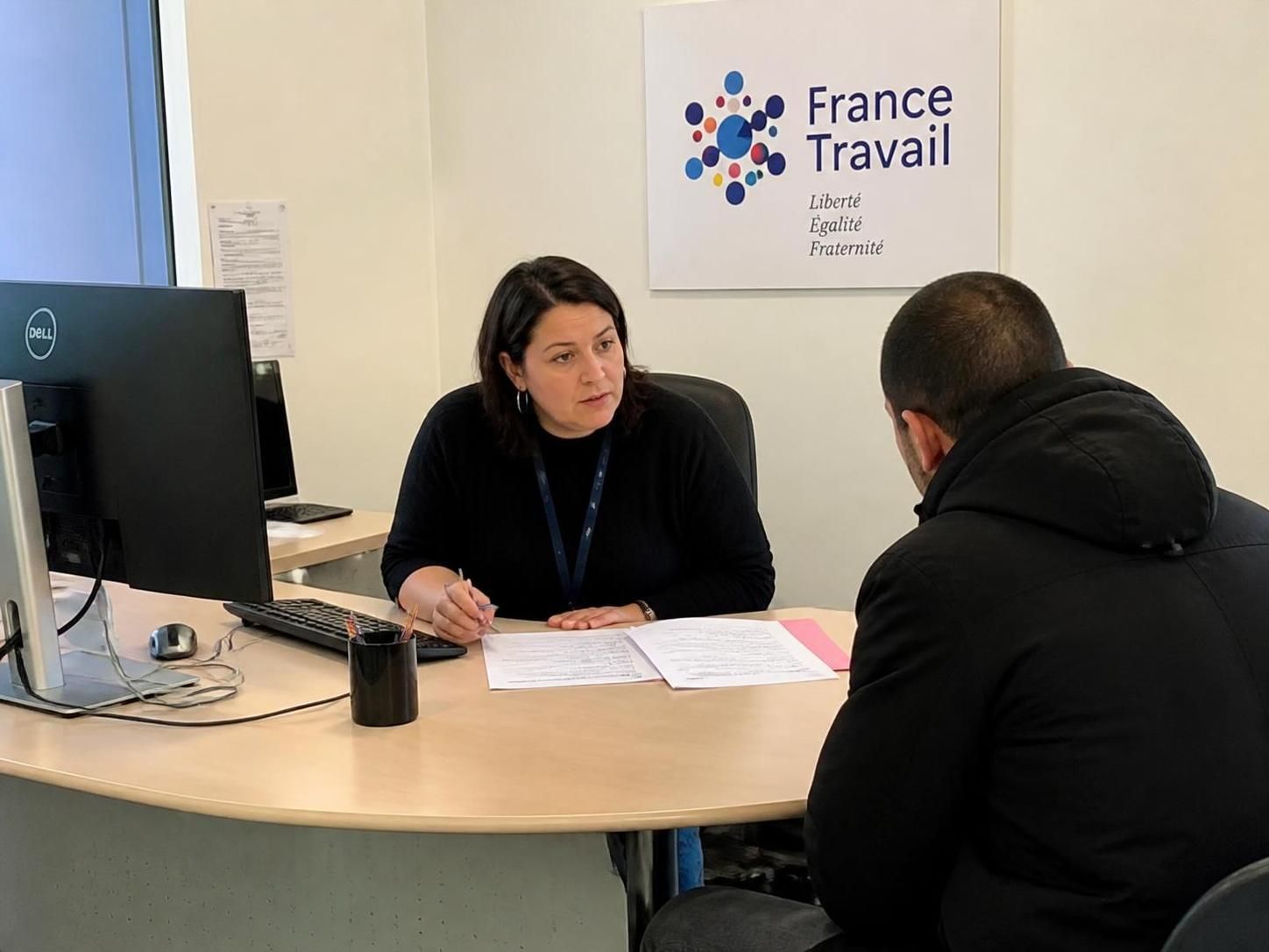 découvrez le nombre d'avertissements nécessaires avant une radiation de france travail et comprenez les démarches associées pour éviter cette situation.