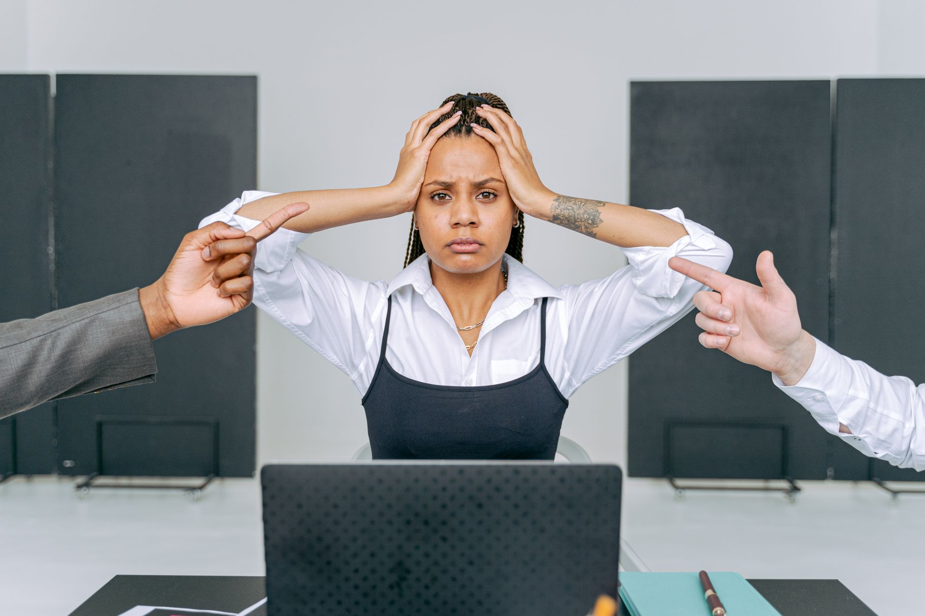 Accusation mensongère au travail comment — personne au travail faisant face à une accusation
