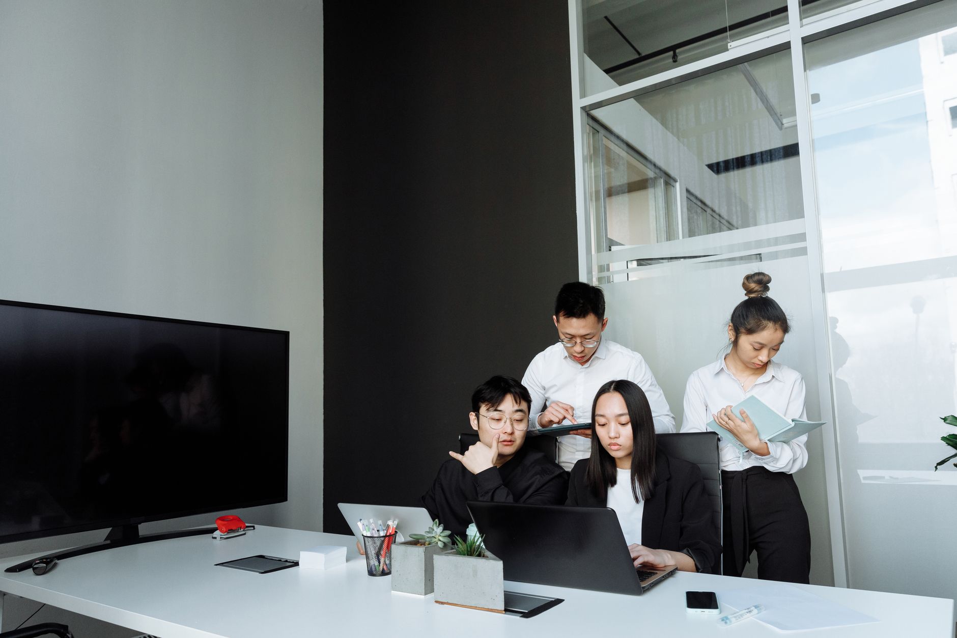 Principe de l’annualisation du temps de travail et rôle du seuil de 1 607 heures — travailleurs de bureau discutant des heures de travail