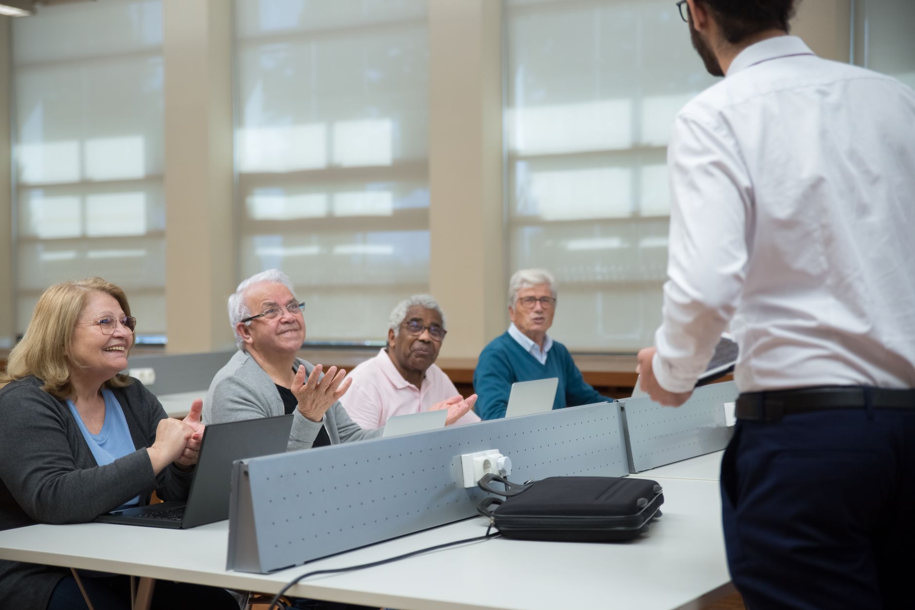 Chômage, formation professionnelle et maintien des allocations : le cadre général en 2026 — personne en formation dans une salle de classe