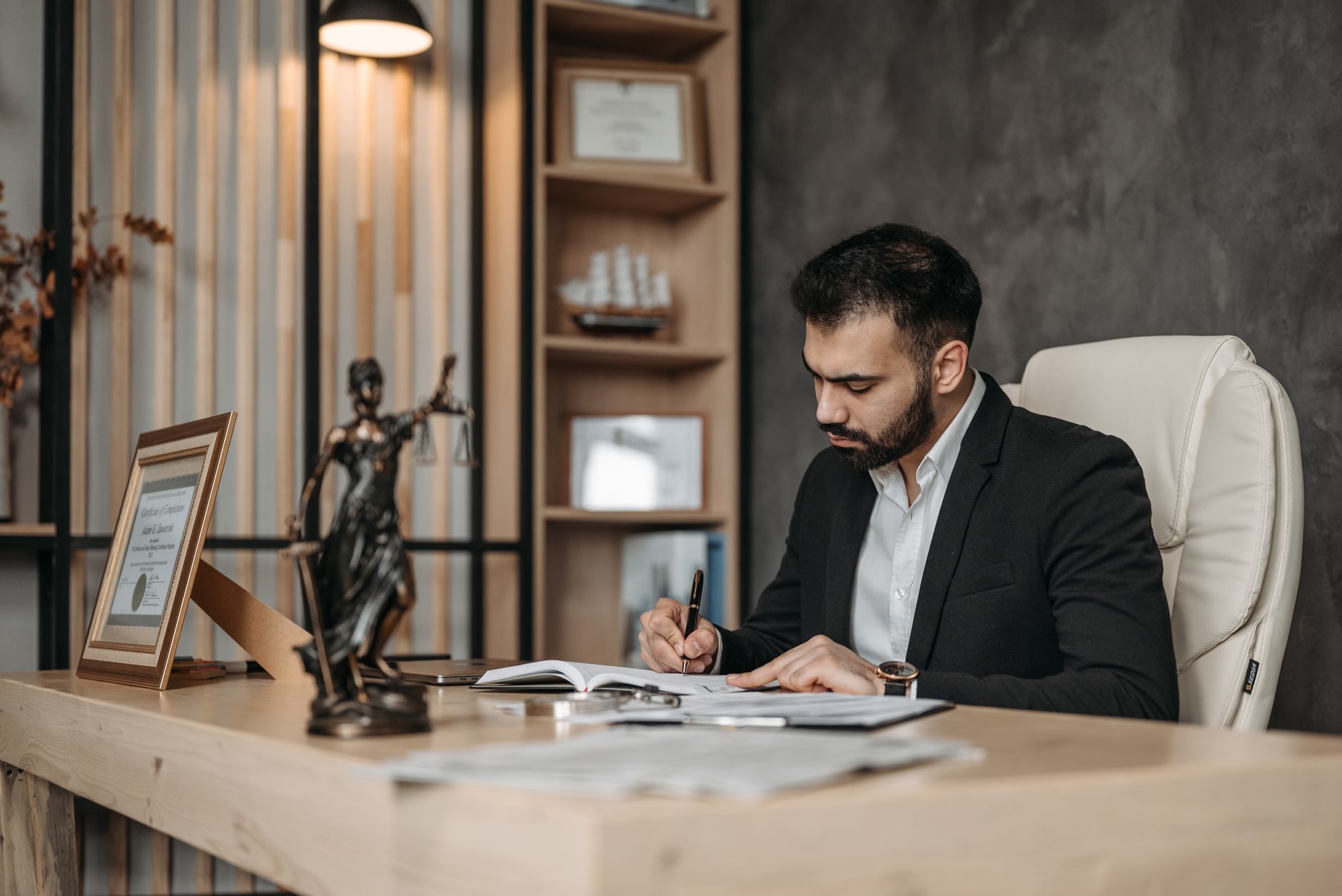 Combien gagne un avocat en — bureau avocat documents