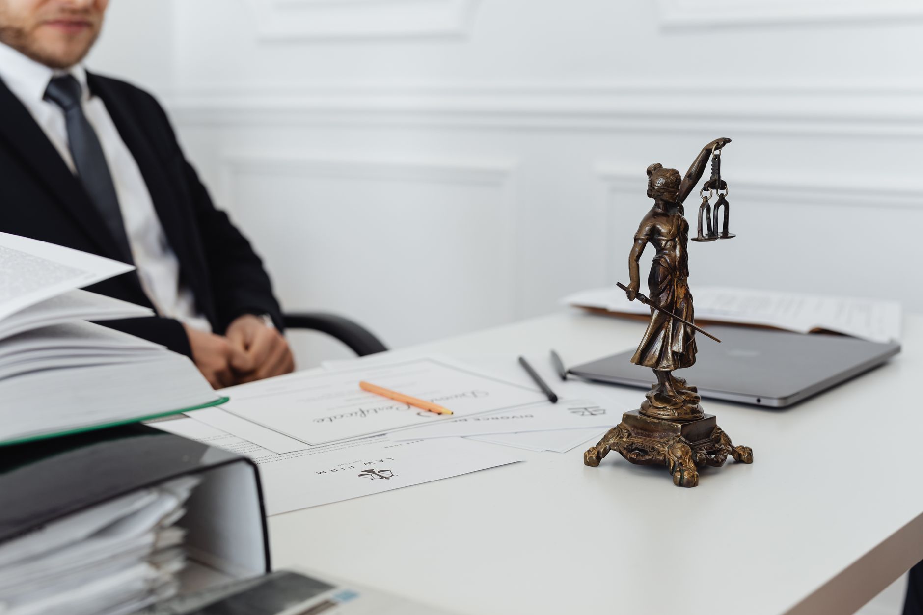 Combien gagne un clerc de — bureau de notaire avec documents