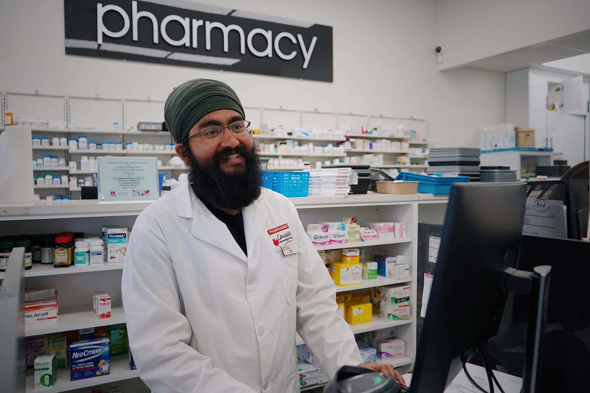 Salaire d’une pharmacienne salariée en officine : les repères à vérifier — pharmacienne travaillant en pharmacie