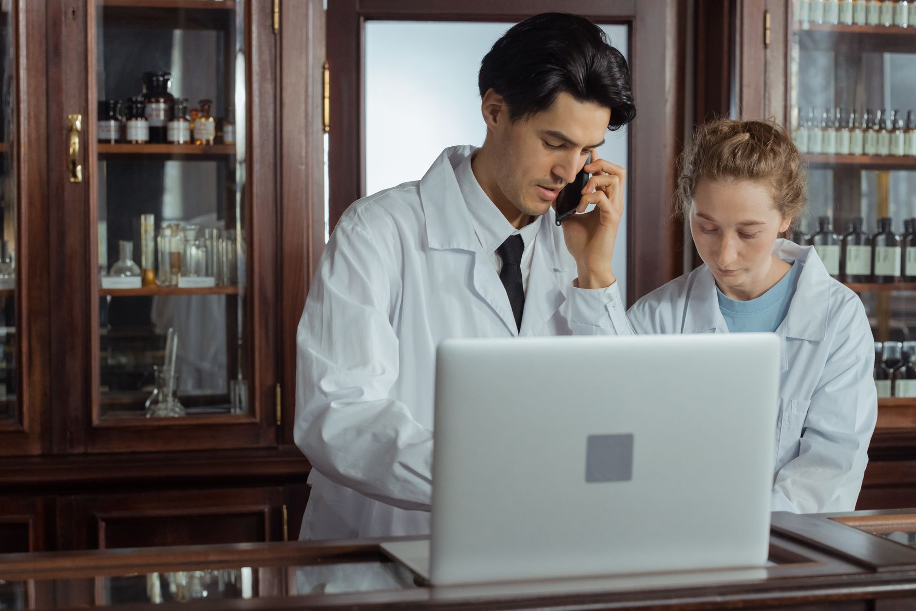 Combien gagne une pharmacienne, salariée — pharmacienne travaillant en pharmacie