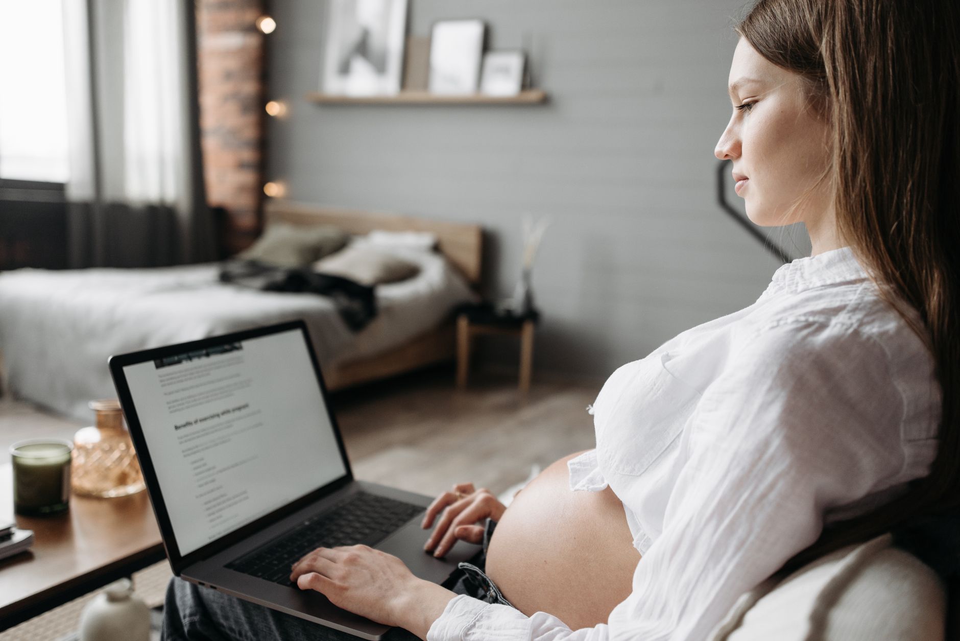 Congé maternité et chômage : comment s’articulent vos droits et vos allocations — femme enceinte travaillant à domicile
