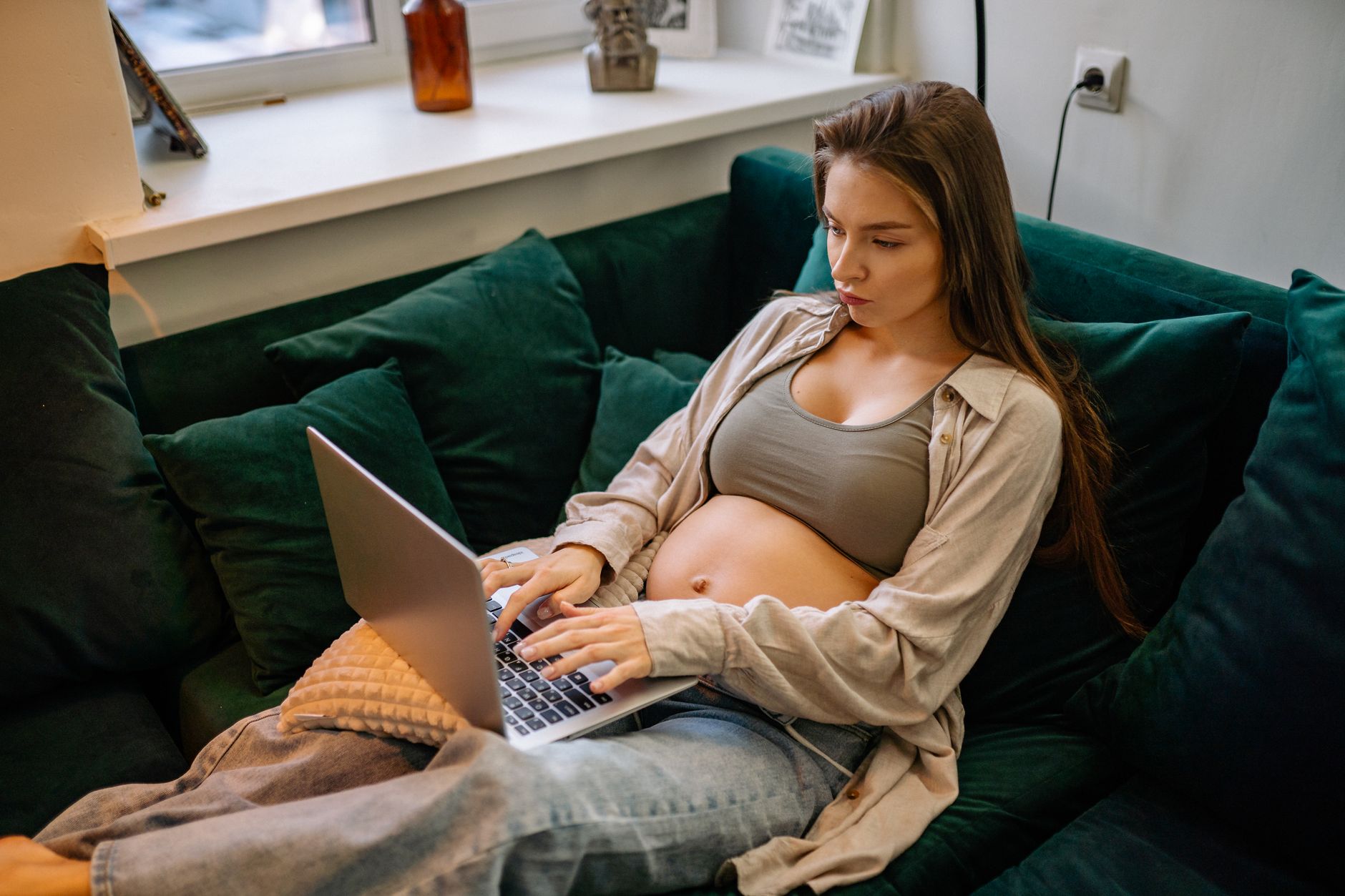 Congé maternité et chômage indemnités — femme enceinte travaillant à domicile