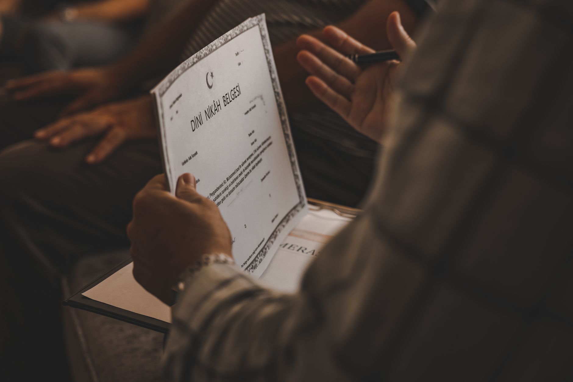 VAE et acquisition de diplôme : transformer l’expérience en reconnaissance officielle — personne étudiant pour un diplôme