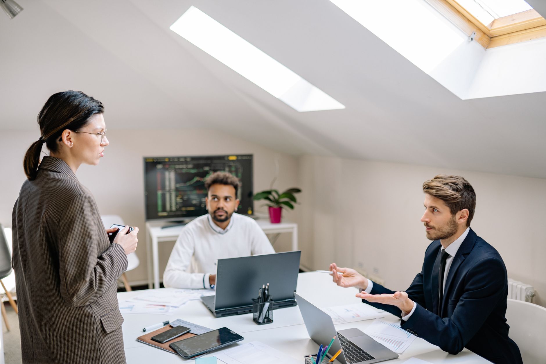 Licenciement pour inaptitude et droit à indemnité : rappeler le cadre du droit du travail — réunion de bureau sur licenciement