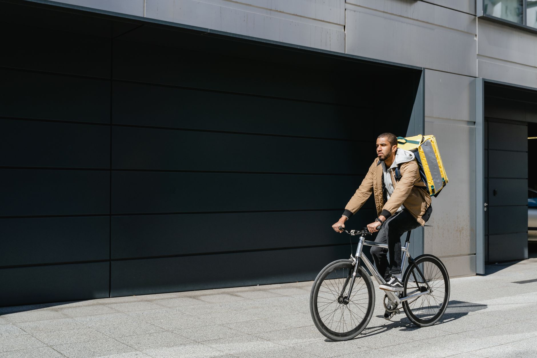 Salaire livreur Uber Eats : ce que rapporte réellement une course — livreur à vélo livraison de nourriture