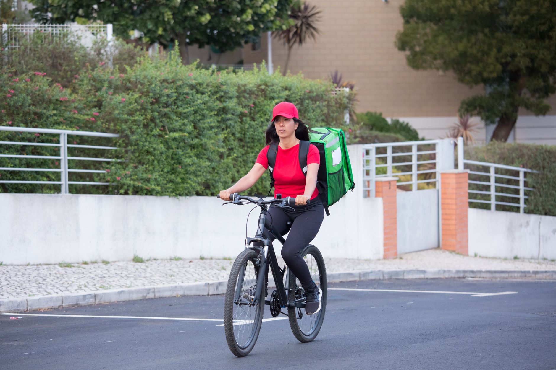 Salaire d'un livreur Uber Eats — livreur à vélo livraison de nourriture