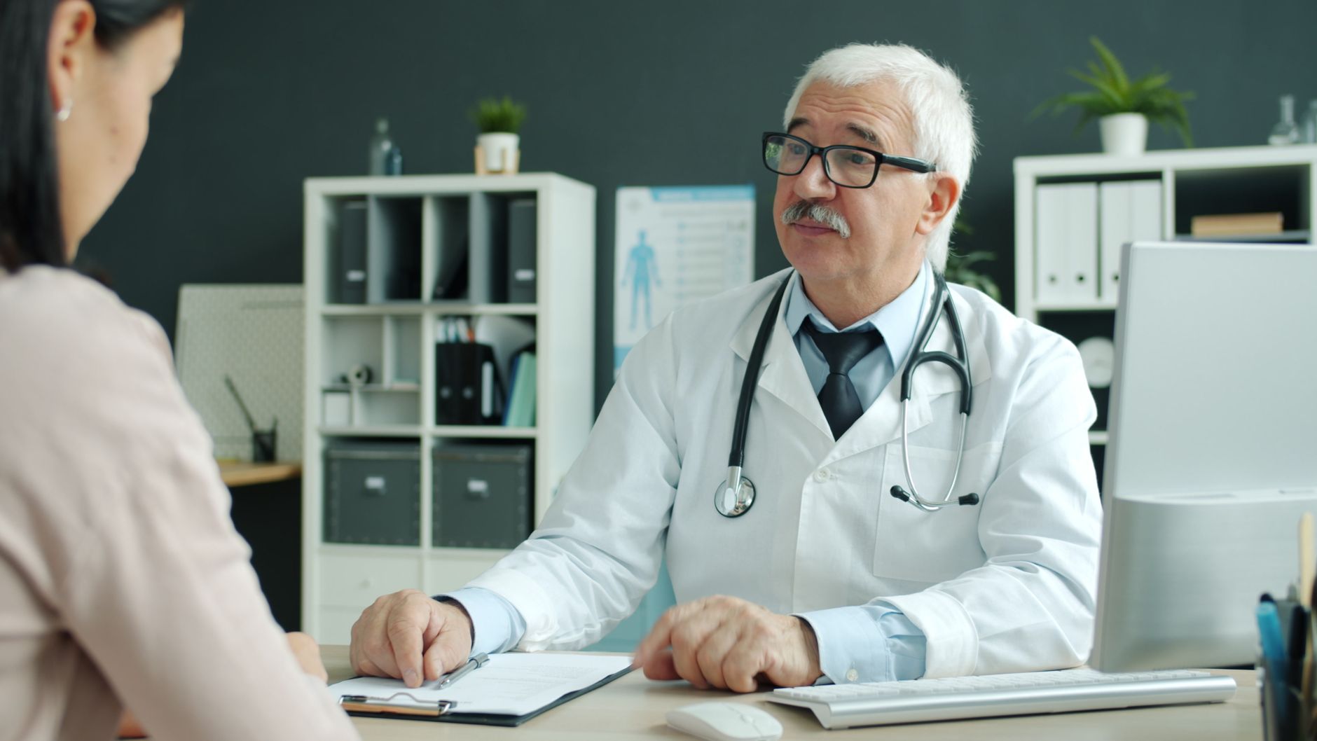 Quel revenu mensuel pour un médecin généraliste libéral ? — médecin consultation bureau médical