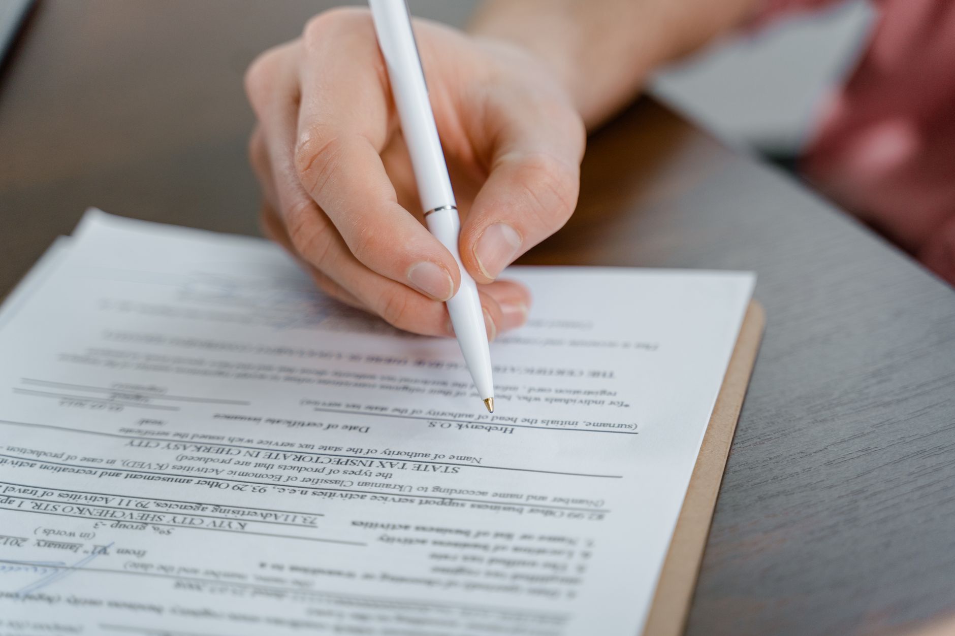 Se désinscrire de France Travail — personne remplissant un formulaire en ligne