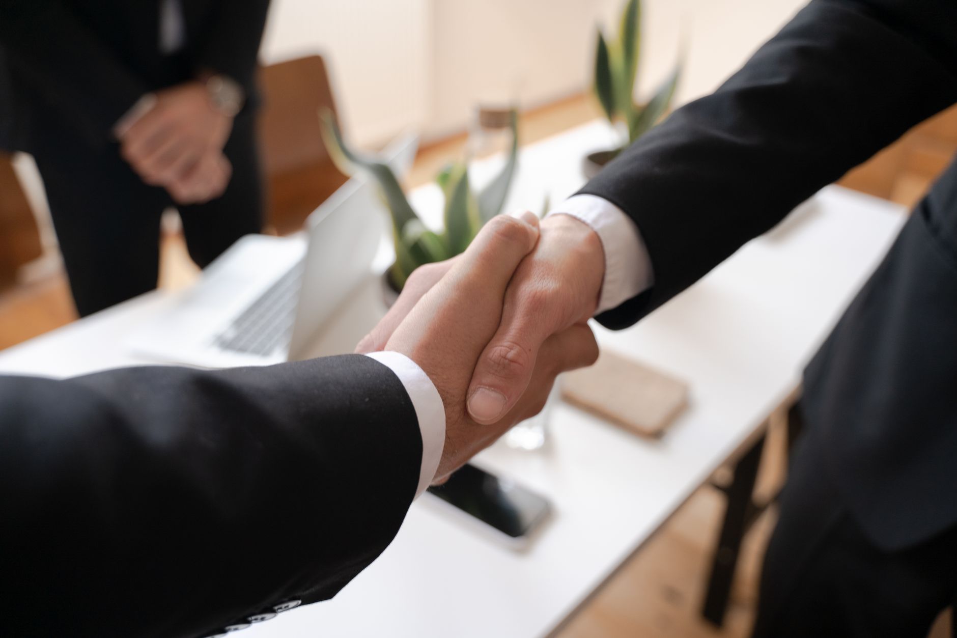 Transfert d'entreprise et obligation de continuer à travailler pour le repreneur : ce que dit la loi — réunion d'affaires négociation bureau
