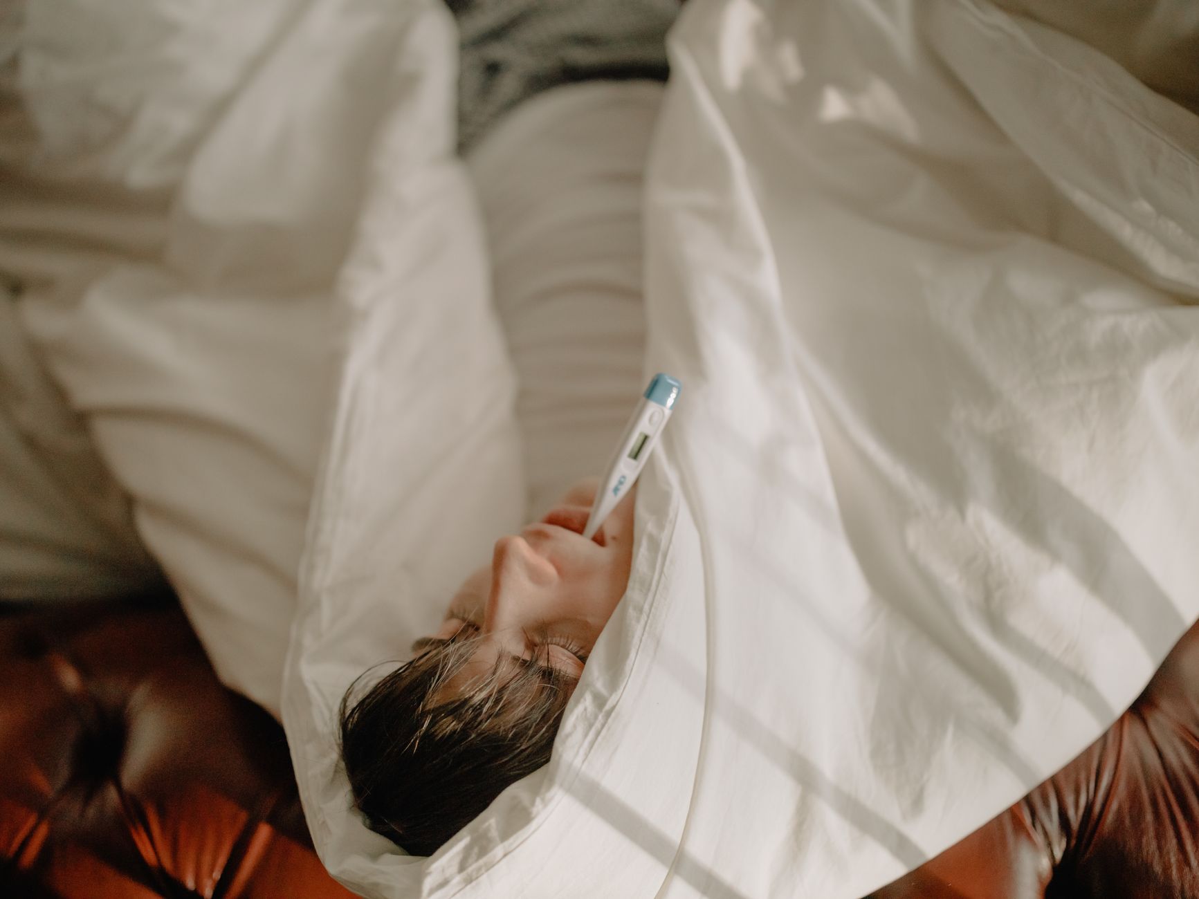 1. Maladie ou fatigue importante : une absence à déclarer, pas à inventer — personne malade se reposant au lit