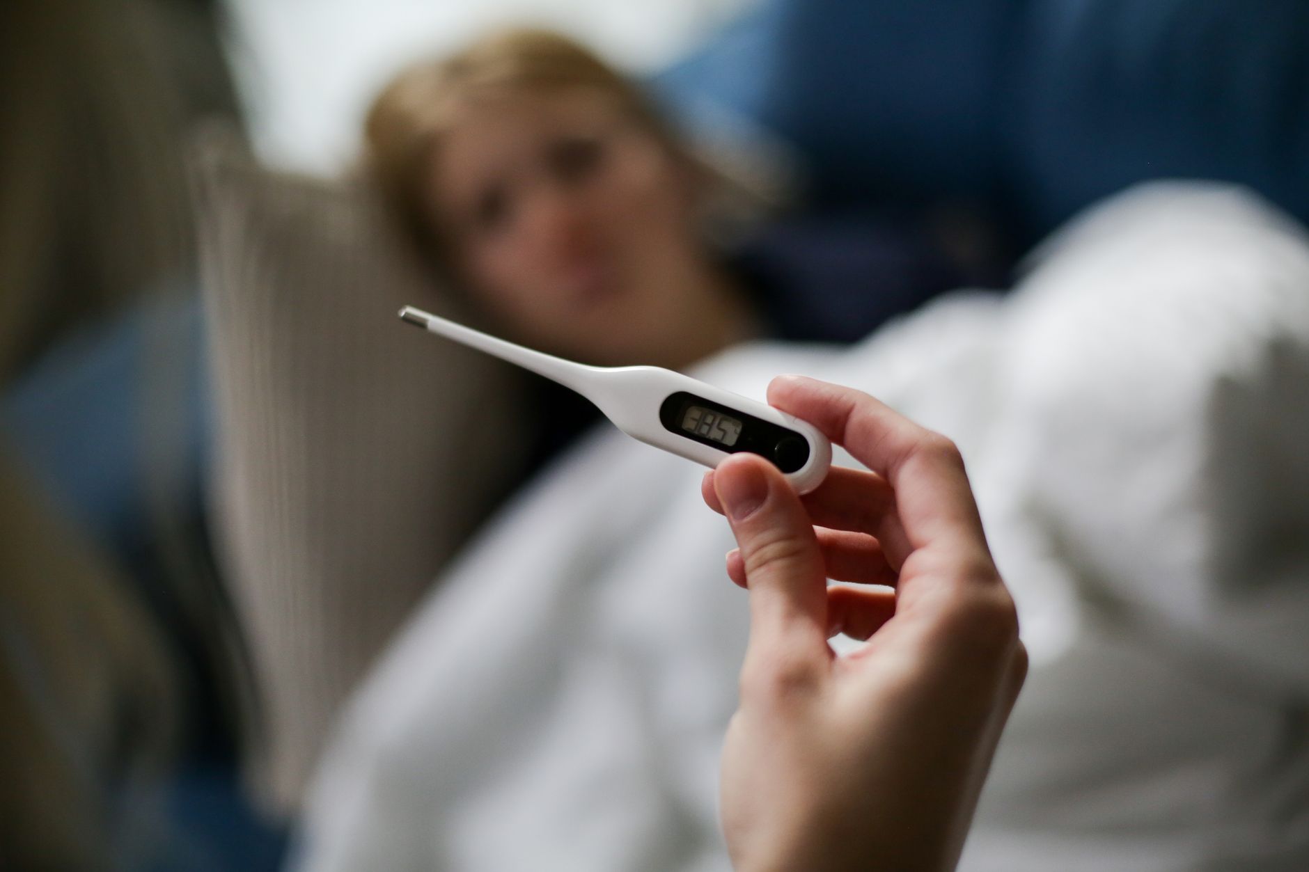 7 excuses crédibles pour ne — personne malade se reposant au lit